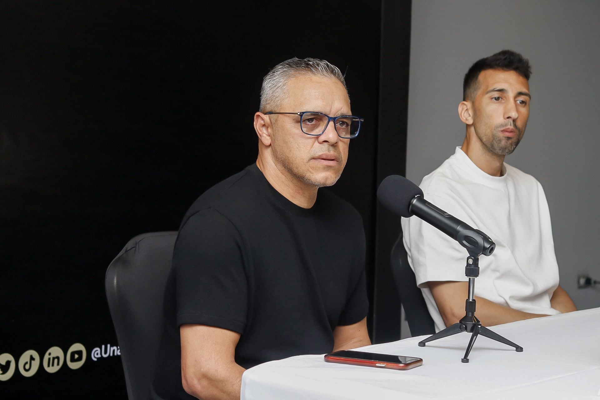 Rándall Row y Mariano Torres, integrantes del Deportivo Saprissa, estuvieron en la conferencia de prensa de la Recopa, que organizó la Unafut.
