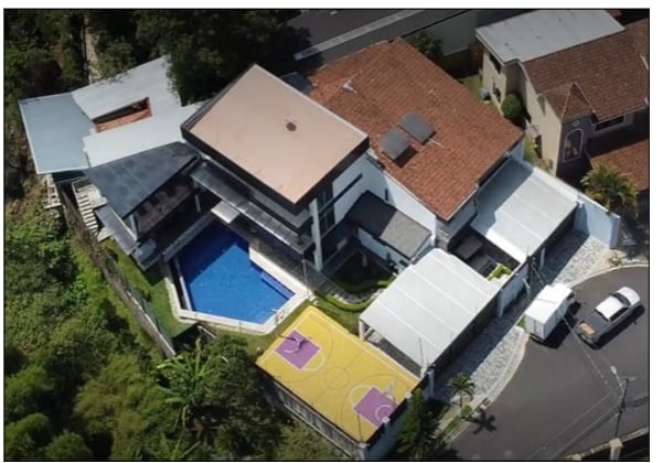 En nuestro país el líder del grupo al parecer es un hombre de apellidos Lozano Bonilla, quien vivía en esta lujosa casa con piscina en Curridabat. Foto: Cortesía