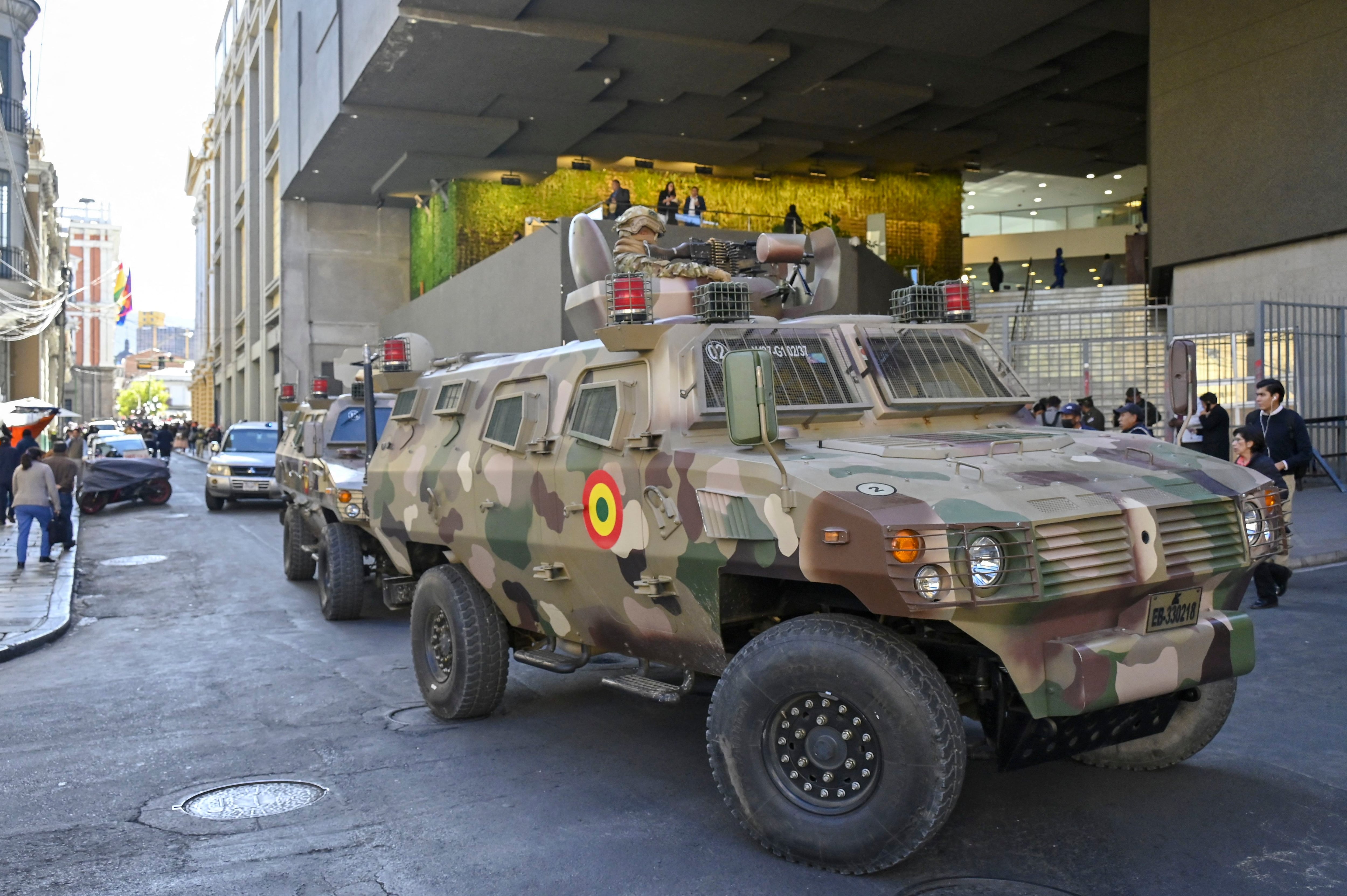 Tropas militares en vehículos blindados se ven en los alrededores de la Plaza de Armas en La Paz, Bolivia.