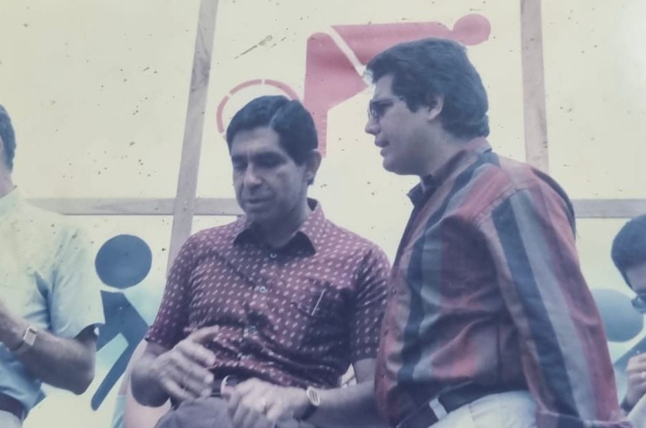 Óscar Arias participó en la inauguración de los Juegos Nacionales de Alajuela 1987. En la foto aparece junto al exdiputado Fabio Molina (derecha). Foto: Cortesía Fabio Molina