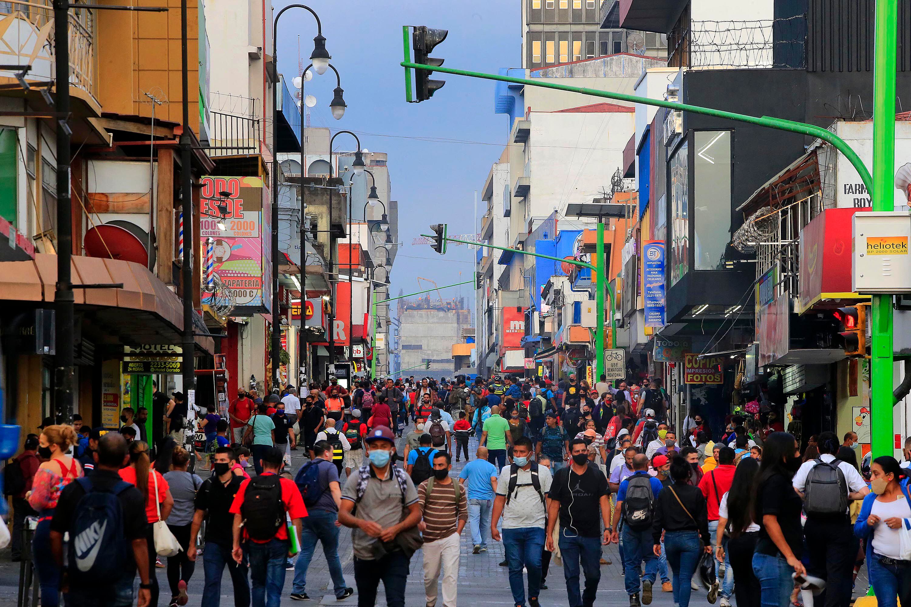 La tasa de desempleo en Costa Rica fue de 11% en el trimestre móvil que terminó en febrero. En la imagen, gente caminando por la avenida 4, en San José. Fotografía: