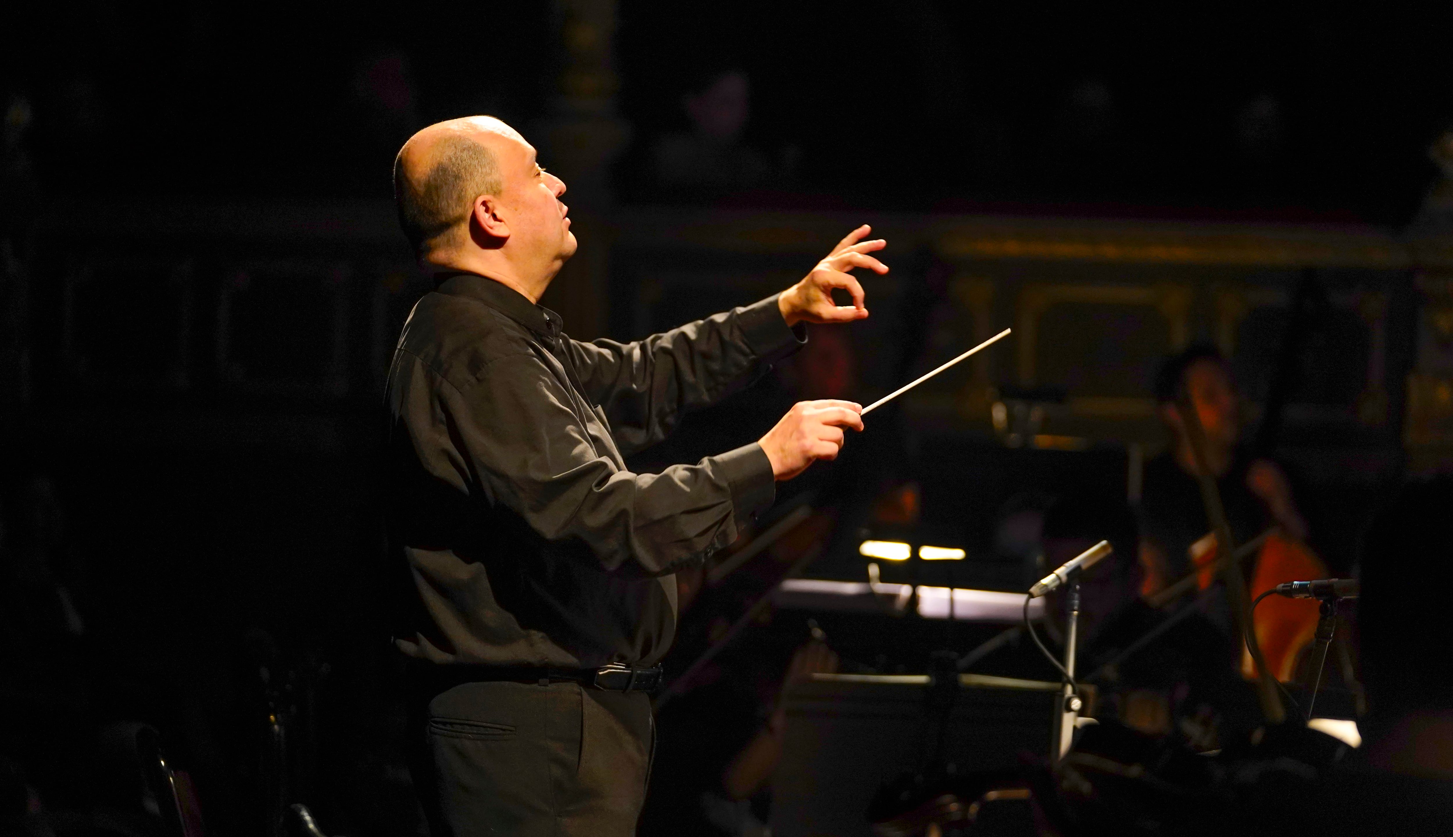 Walter Morales es el director musical de la ópera 'La flauta mágica', la cual se presentará en los próximos días en el Teatro Nacional.