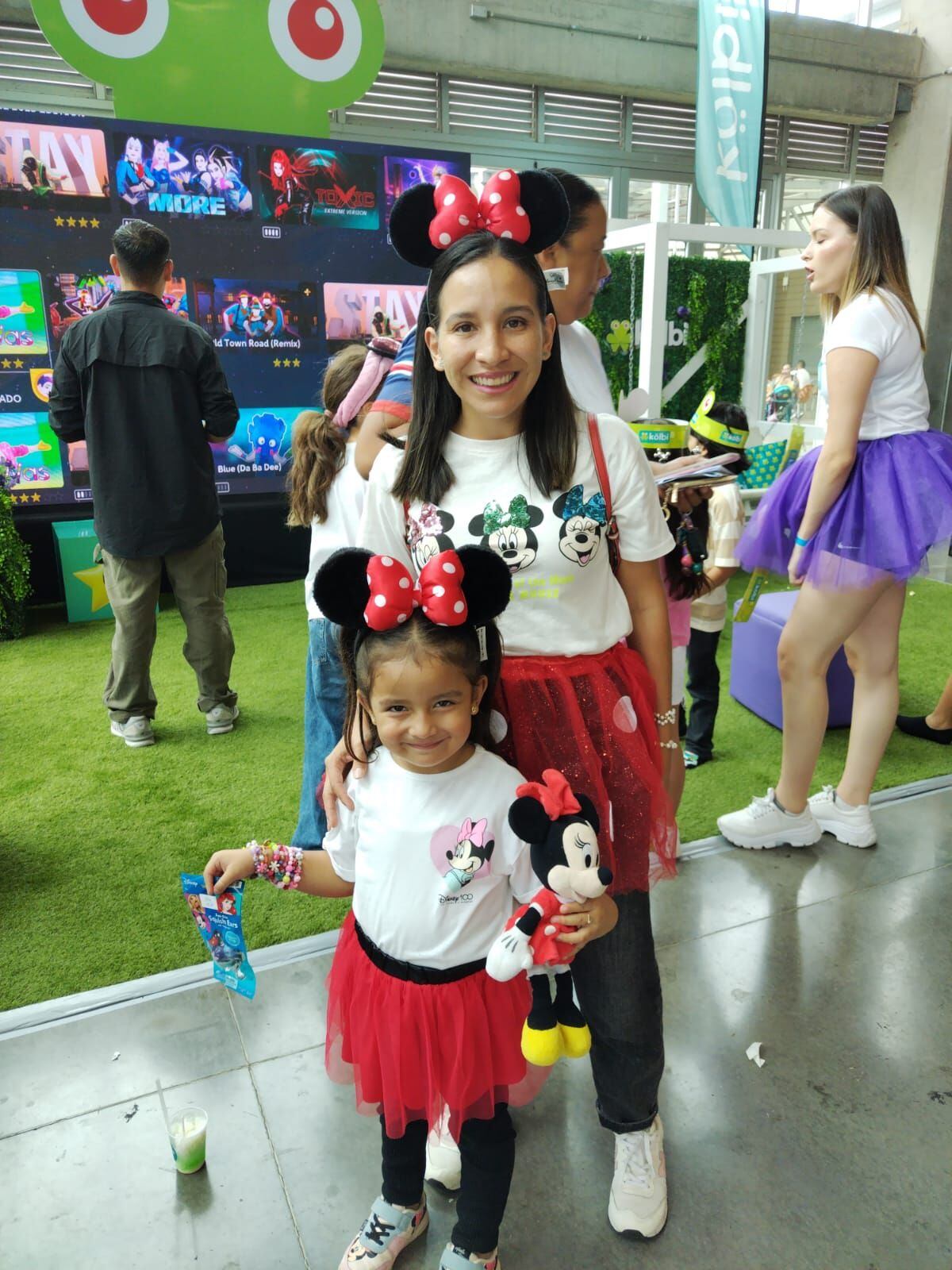 Ivonne Arias y su hija Luciana no quisieron perderse el show de Disney Junior y llegaron vestidas para la ocasión. Yenci Aguilar.