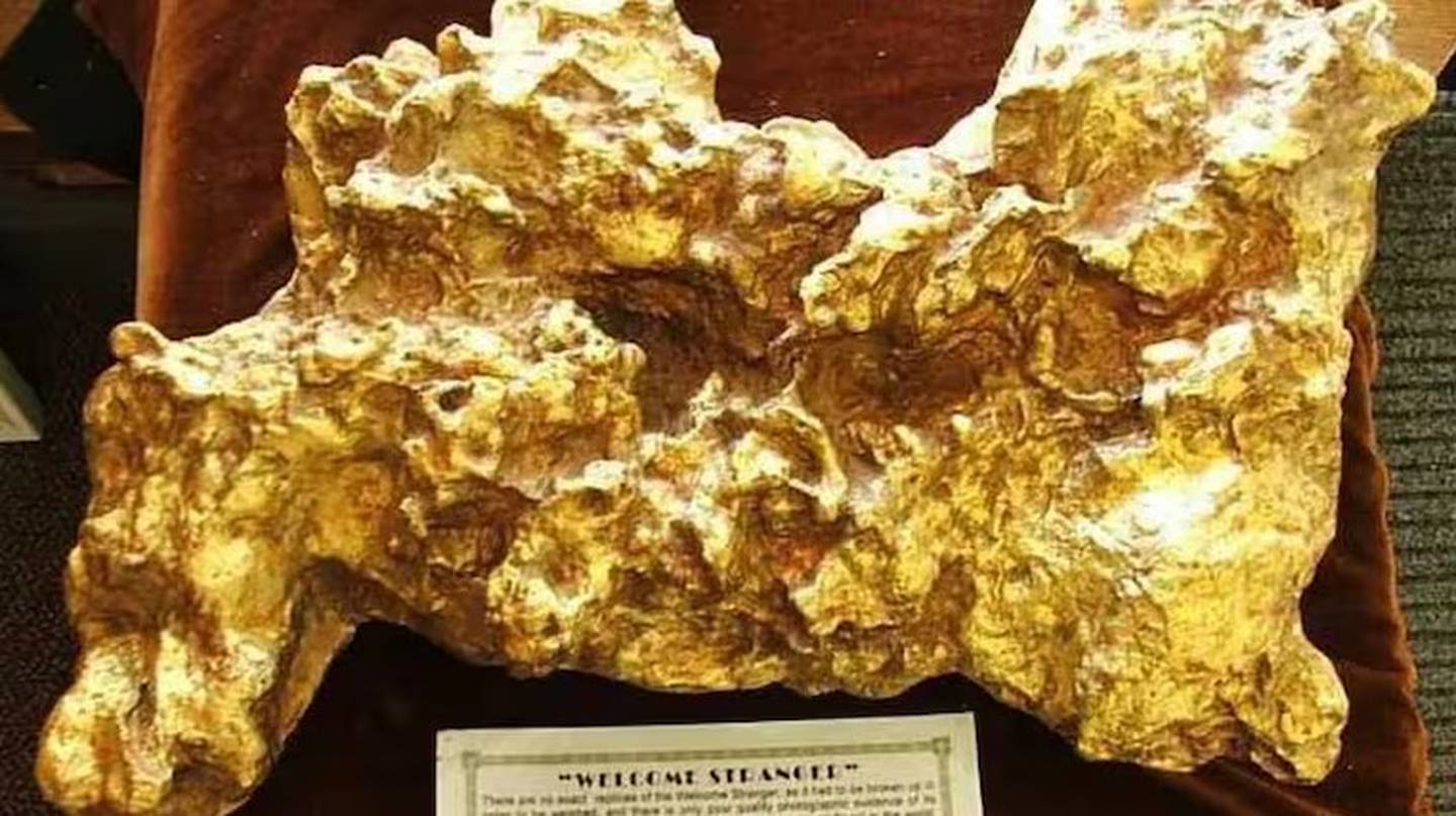 En 1869, dos mineros hallaron la pepita de oro más grande del mundo en Australia, transformándose en millonarios al instante.