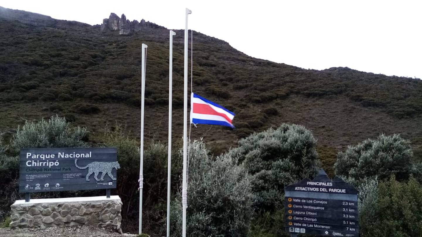 En estos días la bandera ondea a media asta en el refugio de base Crestones, Parque Nacional Chirripó, por la muerte de Marialis Blanco, cuyo cuerpo fue encontrado cerca de Ventisqueros. Foto: Cortesía SINAC.