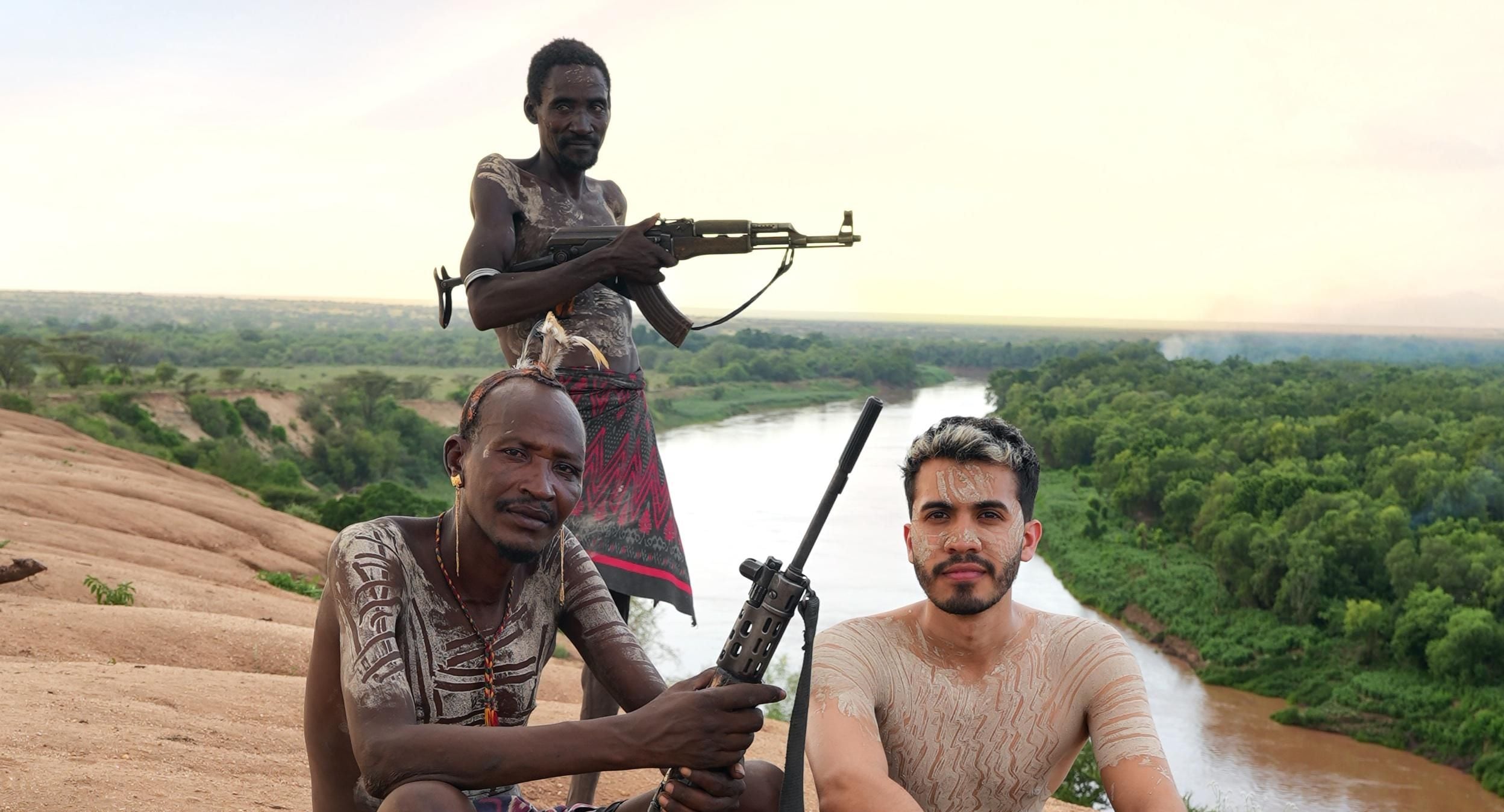 Araya Vlogs convivió con tribu en Etiopía en medio de hombres armados