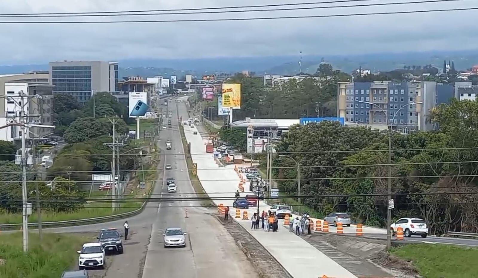 Este jueves se habilitó el paso por la radial a Alajuela en el sentido de ingreso a la ciudad, aunque aún quedan pendientes algunas obras. En próximos meses se intervendrán los carriles de salida.
Foto: MOPT