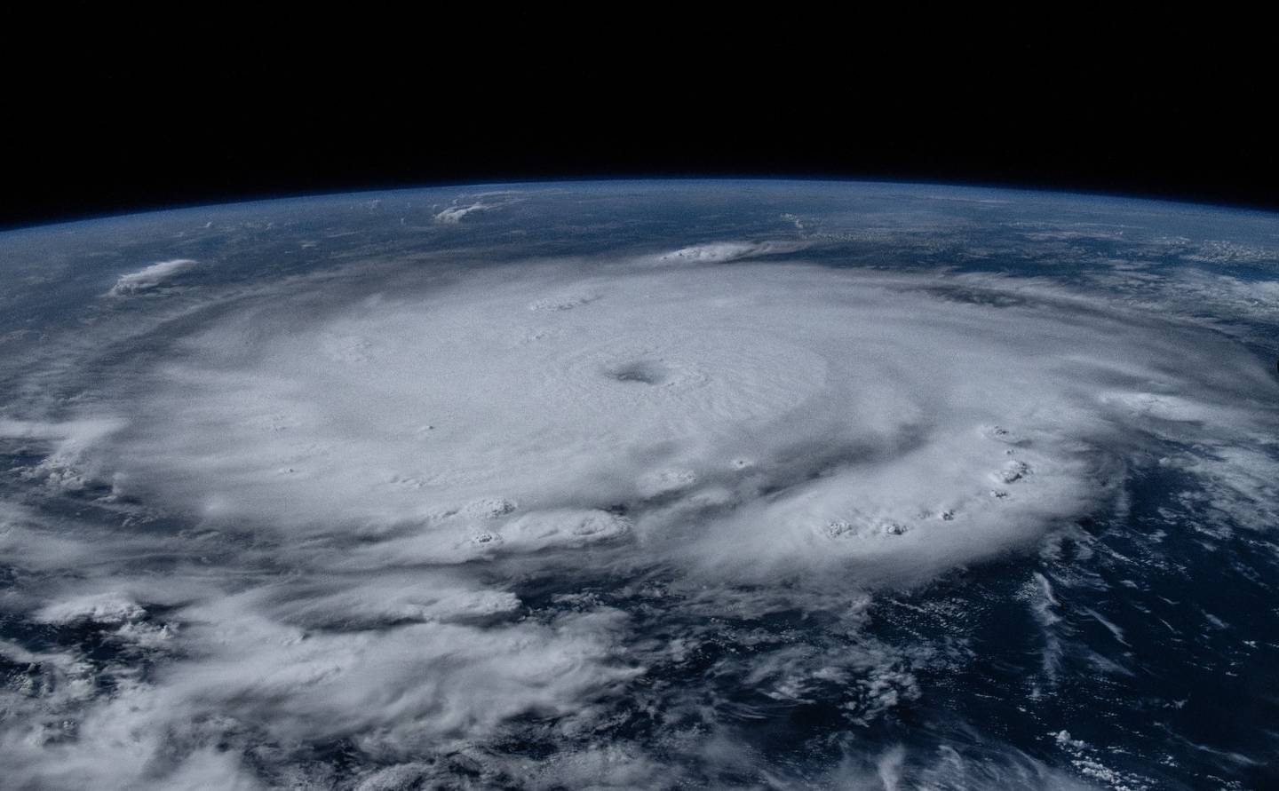 Astronauta Matthew Dominick captó imágenes del huracán Beryl desde la EEI; el fenómeno amenaza costas mexicanas.