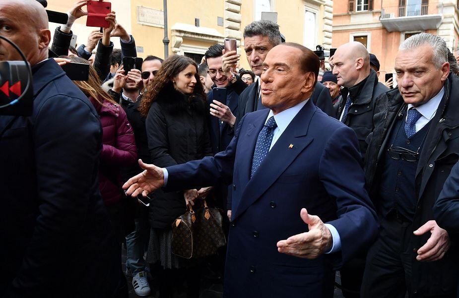 El magnate y tres veces primer ministro, Silvio Berlusconi, en una manifestacion en Italia. Foto: AFP