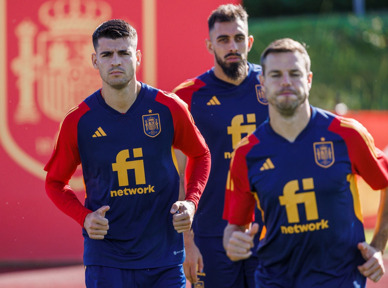 La selección española prepara sus próximos partidos de la Copa de Naciones contra Suiza y Portugal, pero desde ya piensa en el Mundial de Qatar 2022. (Foto Twitter Federación de Fútbol de España).