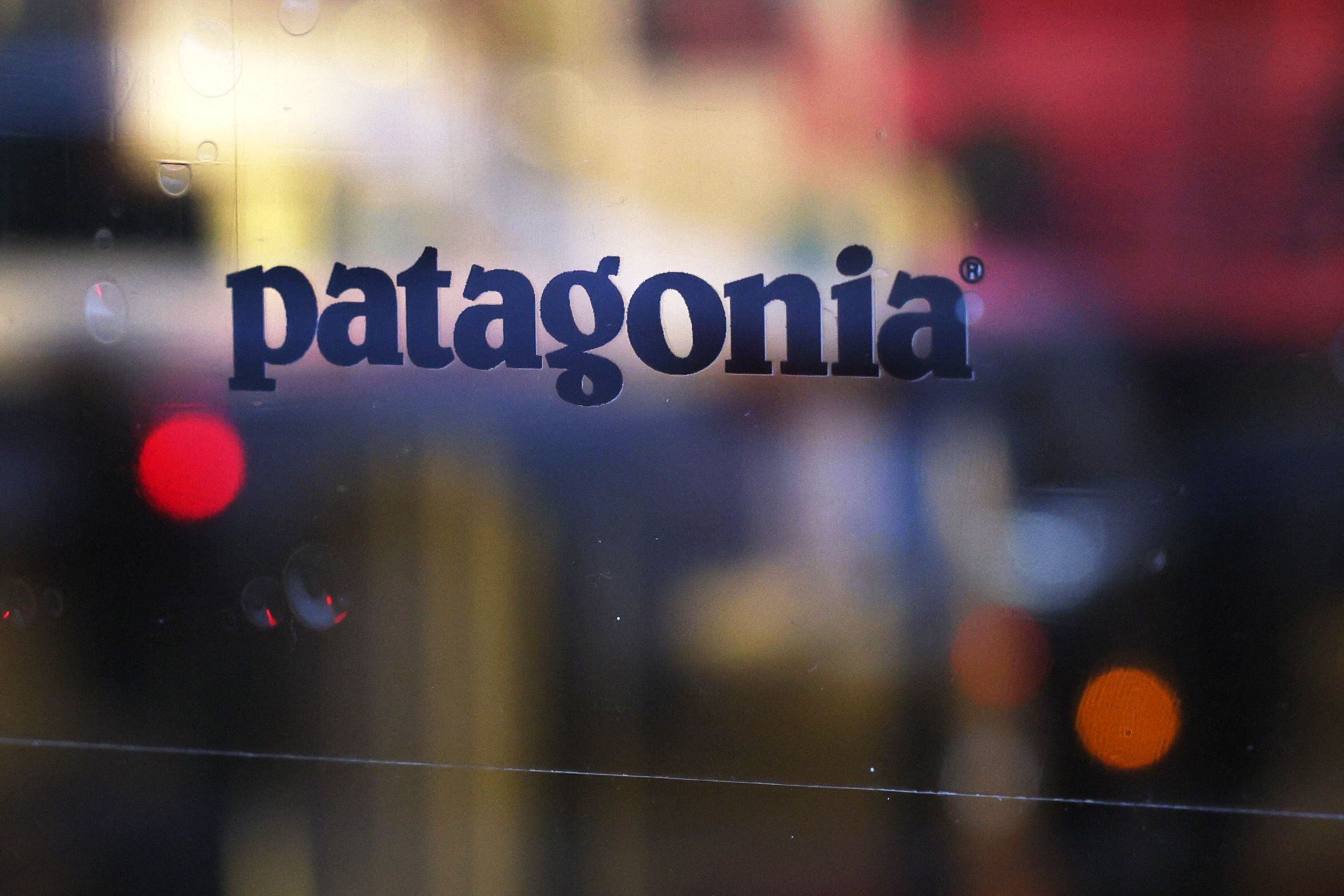 NEW YORK. Fundada hace unos 50 años, Patagonia se comprometió en a favor de la protección del medioambiente, eligiendo con cuidado sus materias primas o donando 1% de sus ventas cada año a oenegés medioambientales. Un logotipo de la marca en el cristal de la tienda en la ciudad de Nueva York.