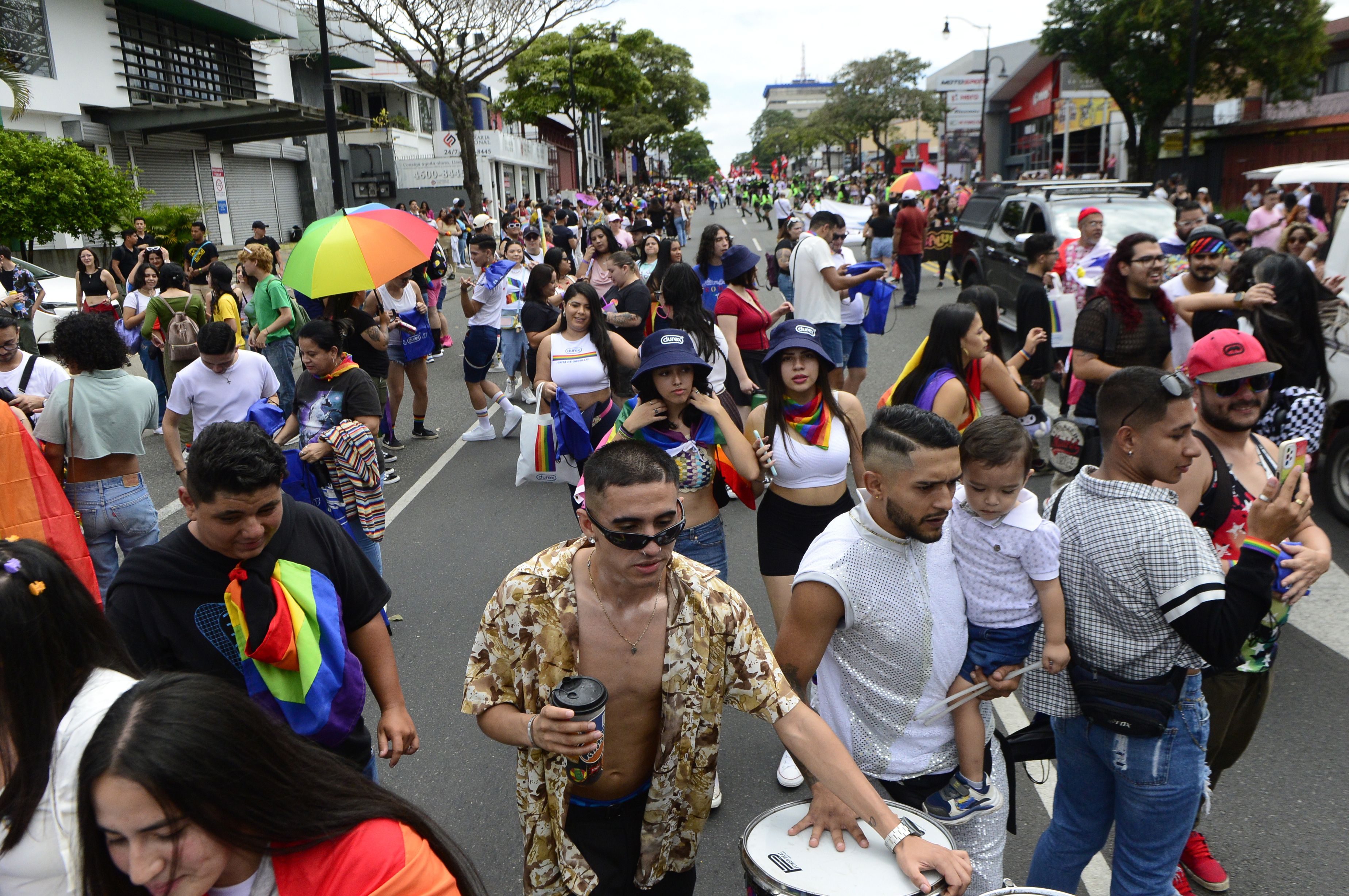 A la 1 p. m. cientos de personas se apropiaron del paseo Colón, muchos con los colores de la bandera del orgullo gay. Fotos: Jorge Navarro para La Nación