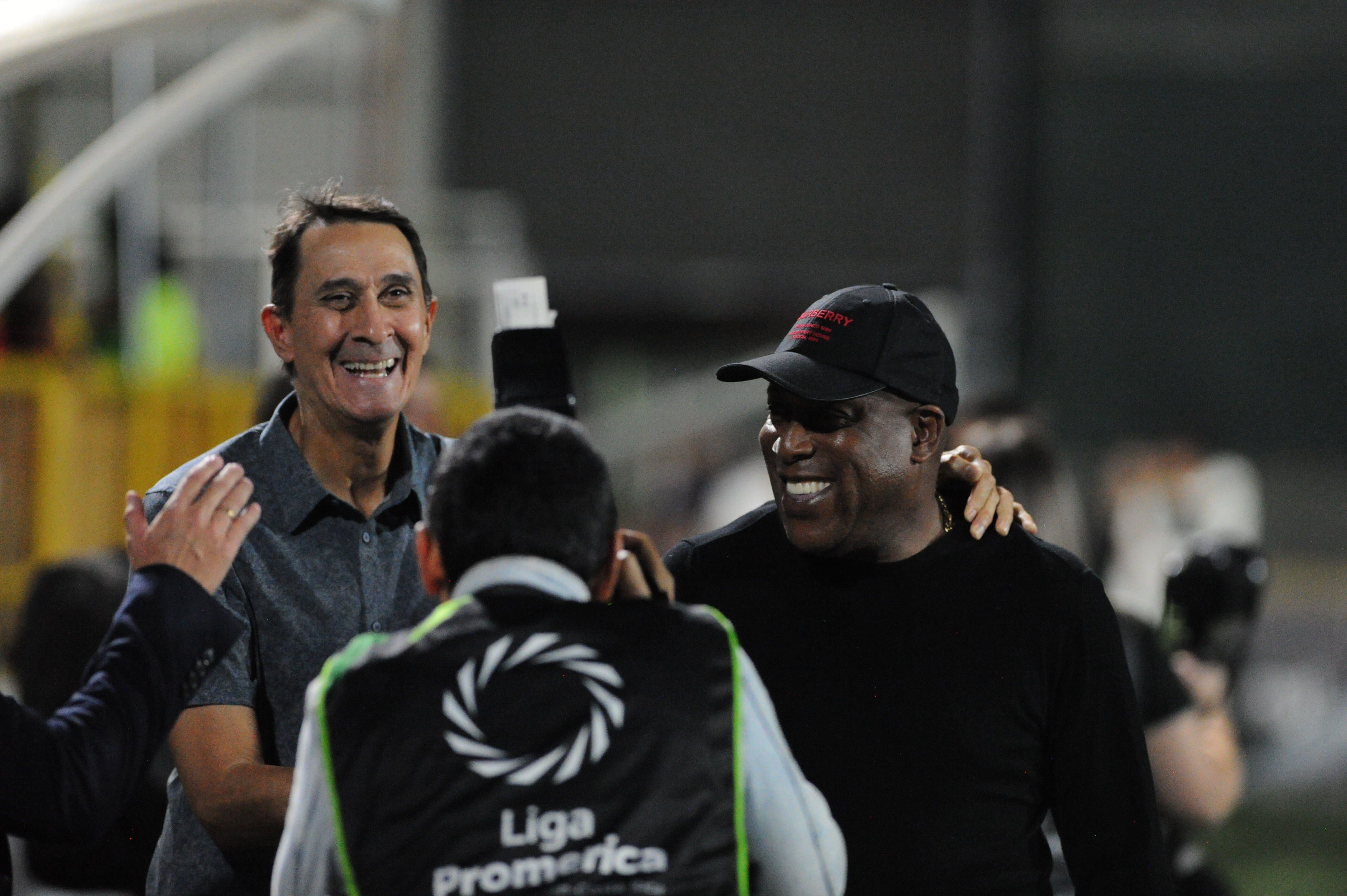 Alexandre Guimaraes y Hernán Medford bromearon con que gracias al empate entre Sporting y Liga Deportiva Alajuelense ninguno de los dos salió enojado.