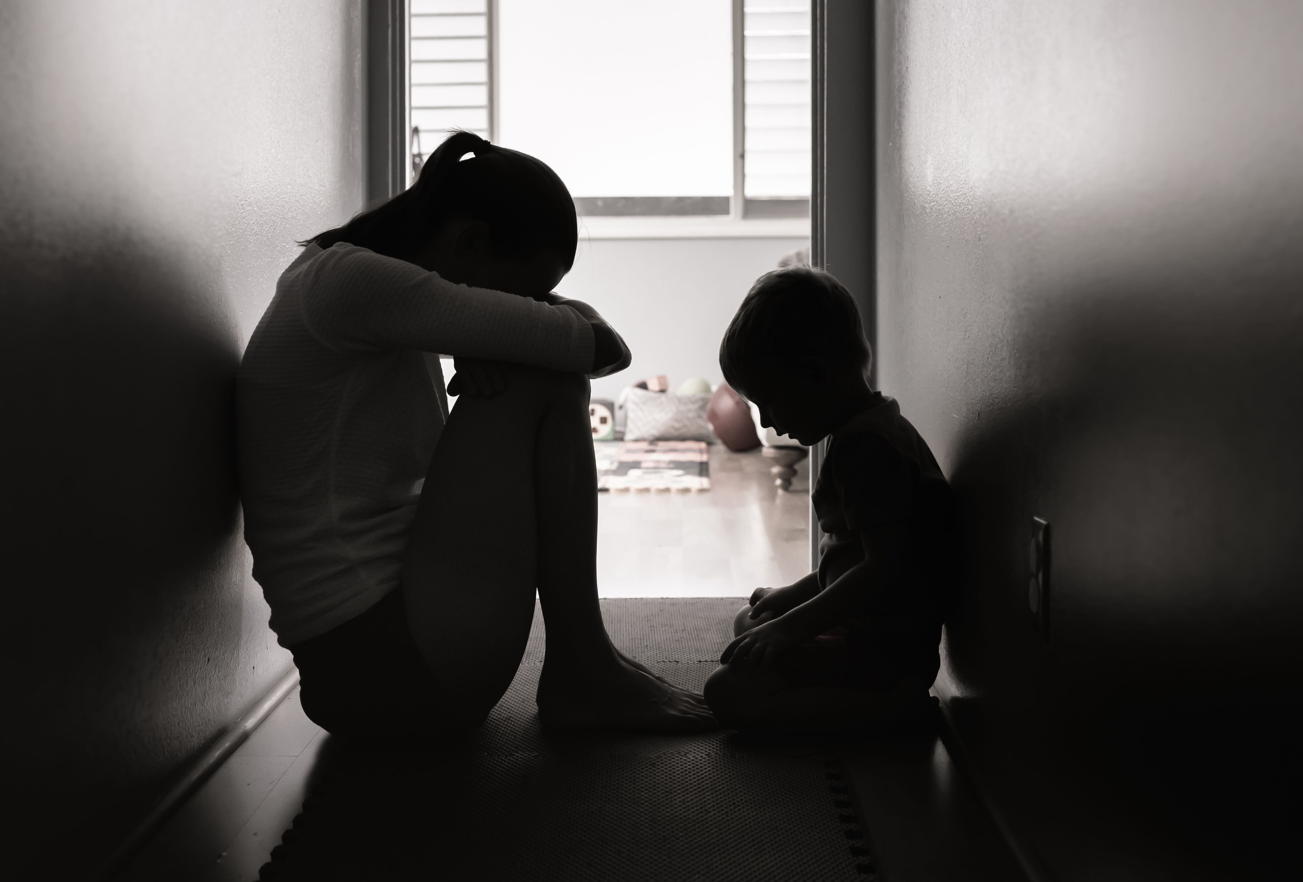 Un femicidio destruye lo que los menores consideraban un lugar seguro y protector: su hogar. Foto con fines ilustrativos. 