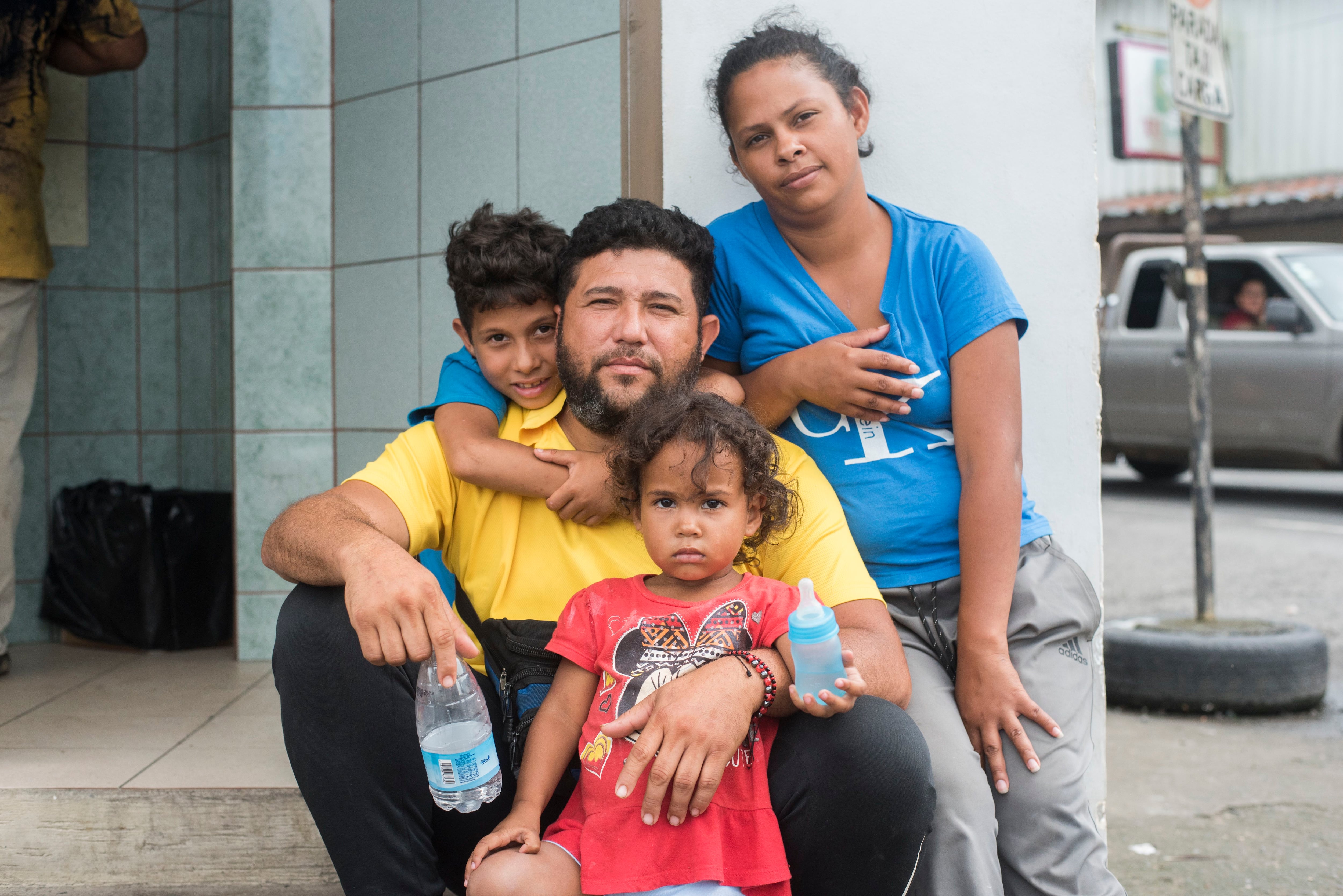 En la foto, Iris Méndez (26), Hendri Nava (40)  y sus hijos Rosangélica Nava (2) y Ángel Nava (7) en las afueras de un cajero, en la zona fronteriza de Paso Canoas.