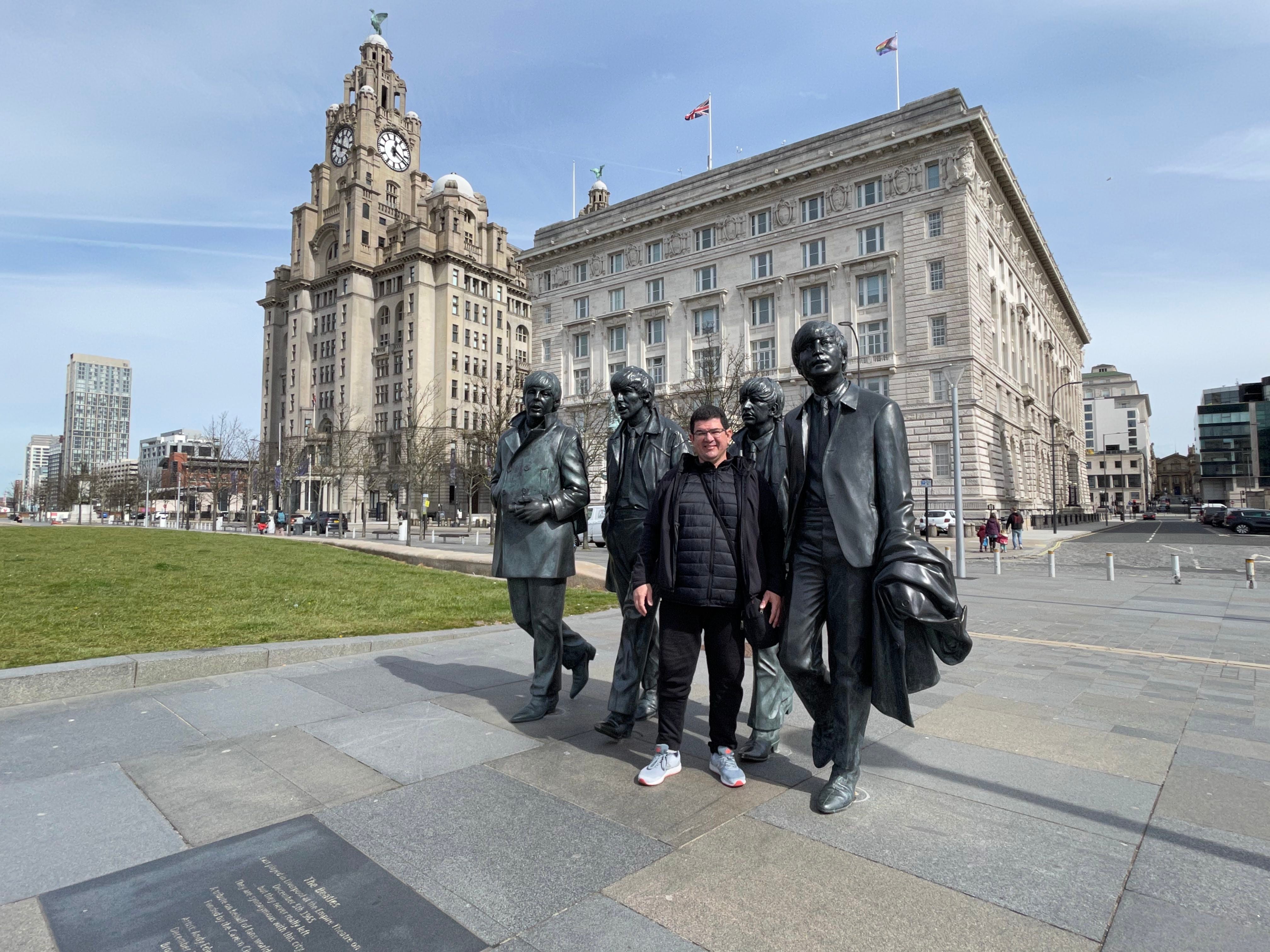 La estatua de The Beatles en Liverpool, Inglaterra. En la imagen, Jairo Villegas S.