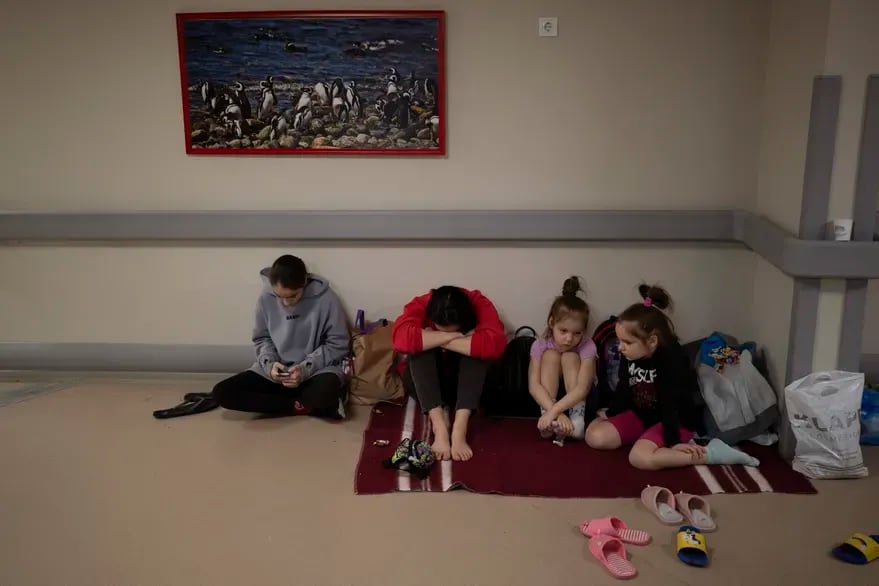 Familiares de pacientes internados ​​en el hospital infantil de Okhmatdyt se refugian de las bombas en el sótano del centro médico, en Kiev, Ucrania. Foto: 