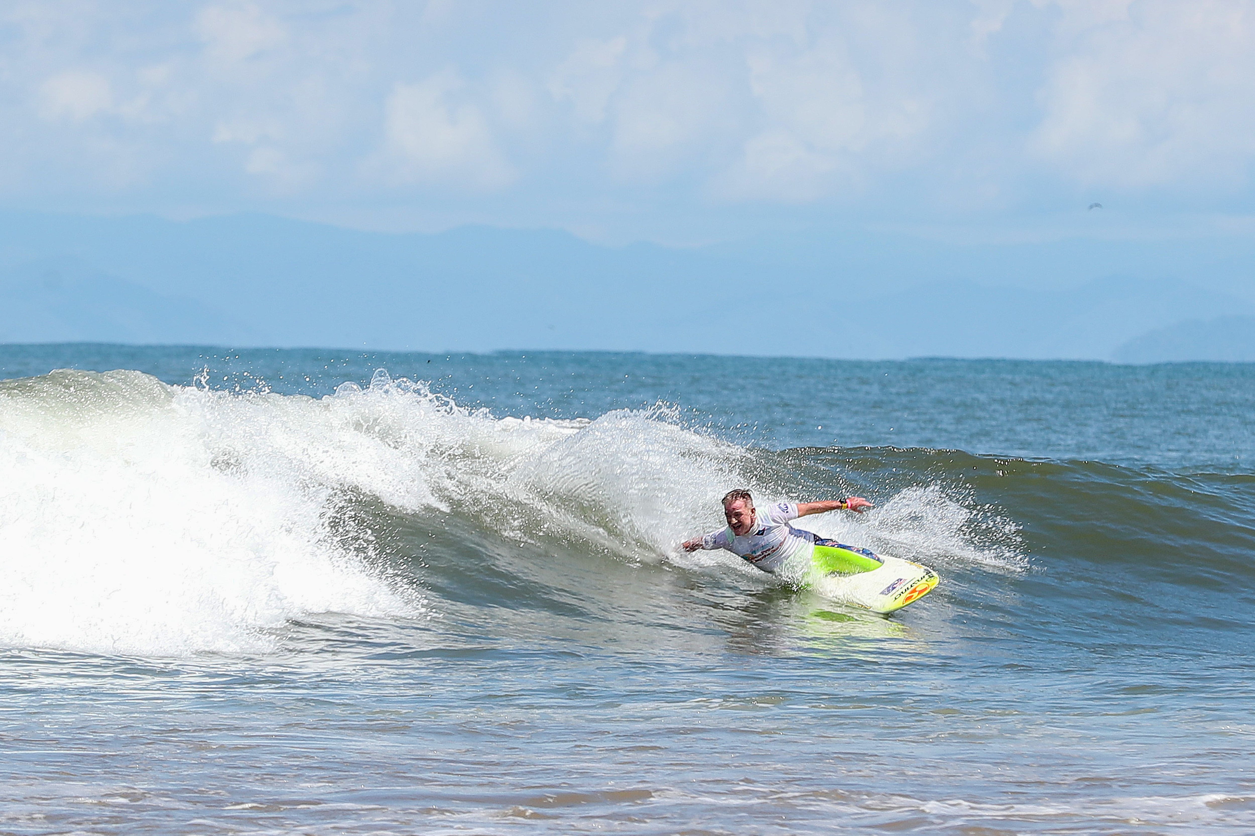 Durante la competencia, los surfistas están conscientes de que deben demostrar sus habilidades sin importar la intensidad de las olas, con el objetivo de obtener una medalla en el torneo internacional de Surf Adaptado.