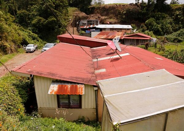 En la comunidad de El INVU-Las Glorias, en Poasito de Alajuela, habÃ­a gran costernaciÃ³n por la muerte del menor, hijo de una pareja que tiene aÃ±o y medio de vivir en la zona. Foto: Albert MarÃ­n.