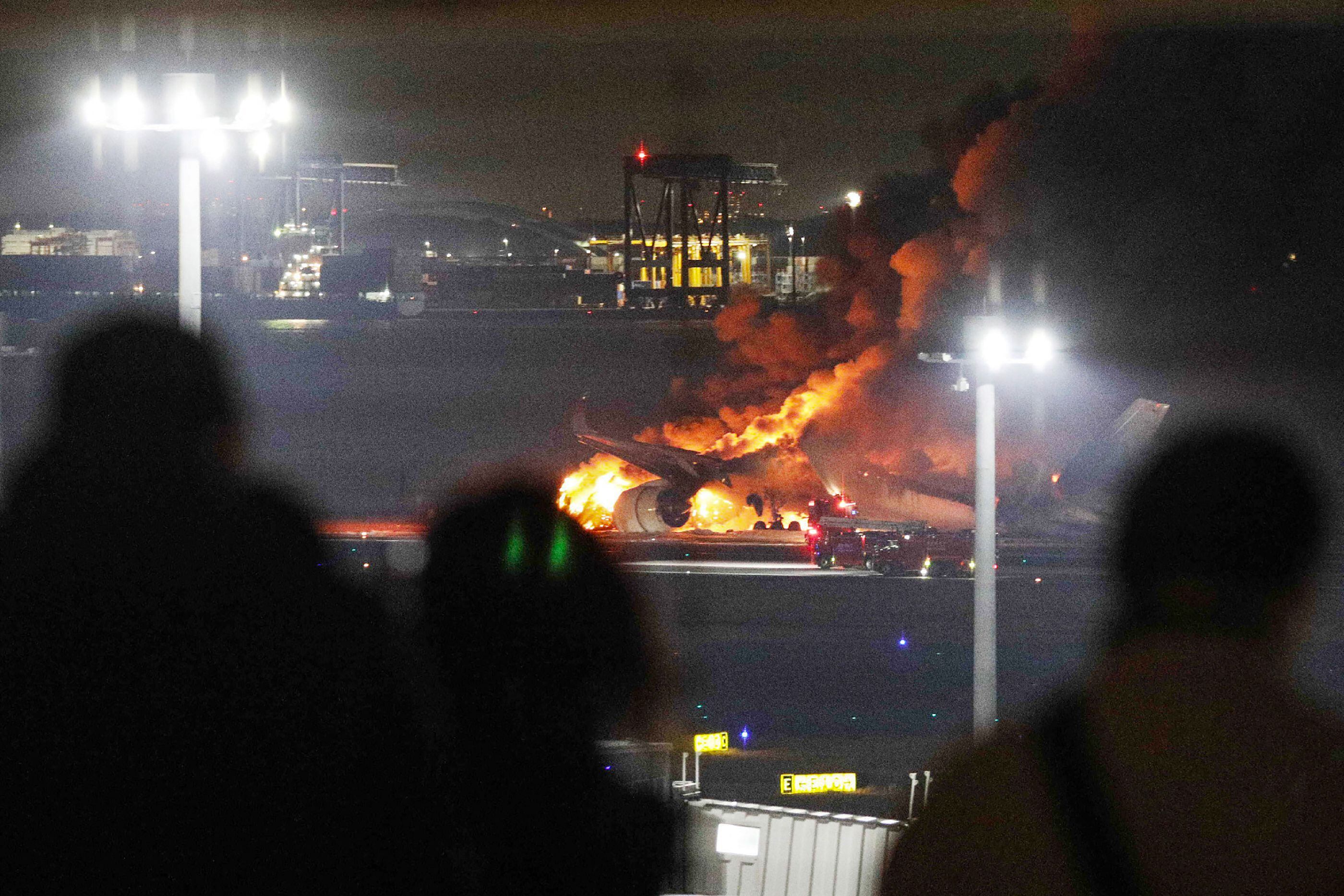 El avión de línea pertenecía a Japan Airlines y se incendió tras el choque. A pesar de ello, los 379 pasajeros y 12 tripulantes lograron ser evacuados.