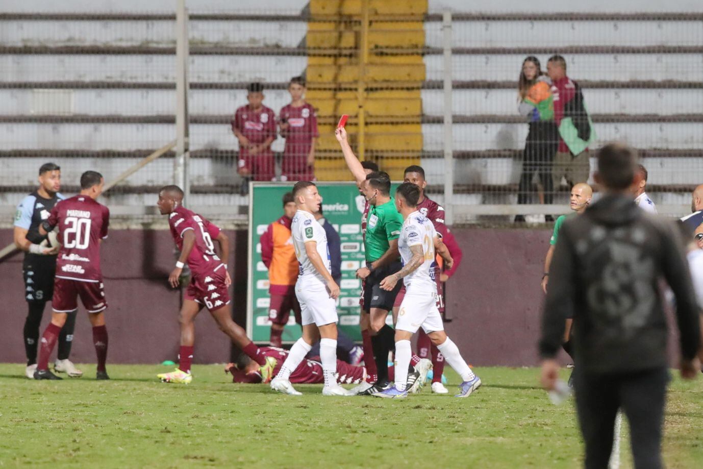 El volante de Cartaginés Ronaldo Araya (izquierda) fue expulsado por el árbitro David Gómez (verde) en el duelo de la fecha cuatro del Torneo de Apertura 2022