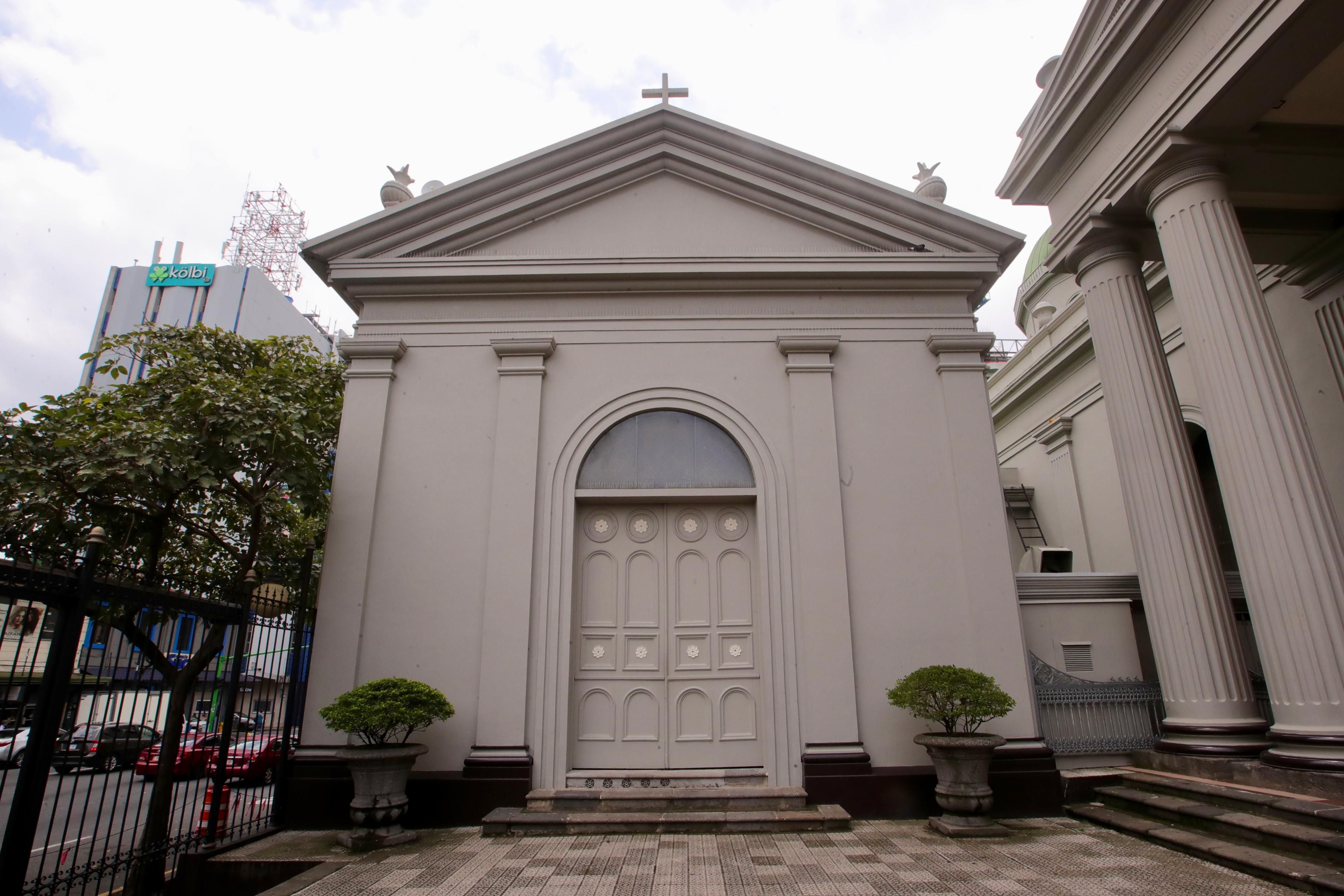 La capilla del Sagrario está al costado norte de la Catedral Metropolitana, en San José. Se trata de una réplica del templo original, el cual fue demolido para dar paso a la ampliación de la Avenida Segunda.