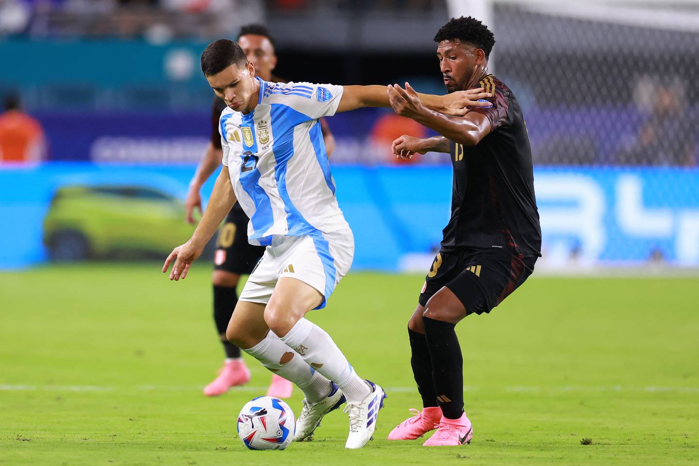 MIAMI GARDENS, FLORIDA - JUNE 29: Valentin Carboni of Argentina challenges for the ball with Jesus Castillo of Peru during the CONMEBOL Copa America 2024 Group A match between Argentina and Peru at Hard Rock Stadium on June 29, 2024 in Miami Gardens, Florida.   Hector Vivas/Getty Images/AFP (Photo by Hector Vivas / GETTY IMAGES NORTH AMERICA / Getty Images via AFP)