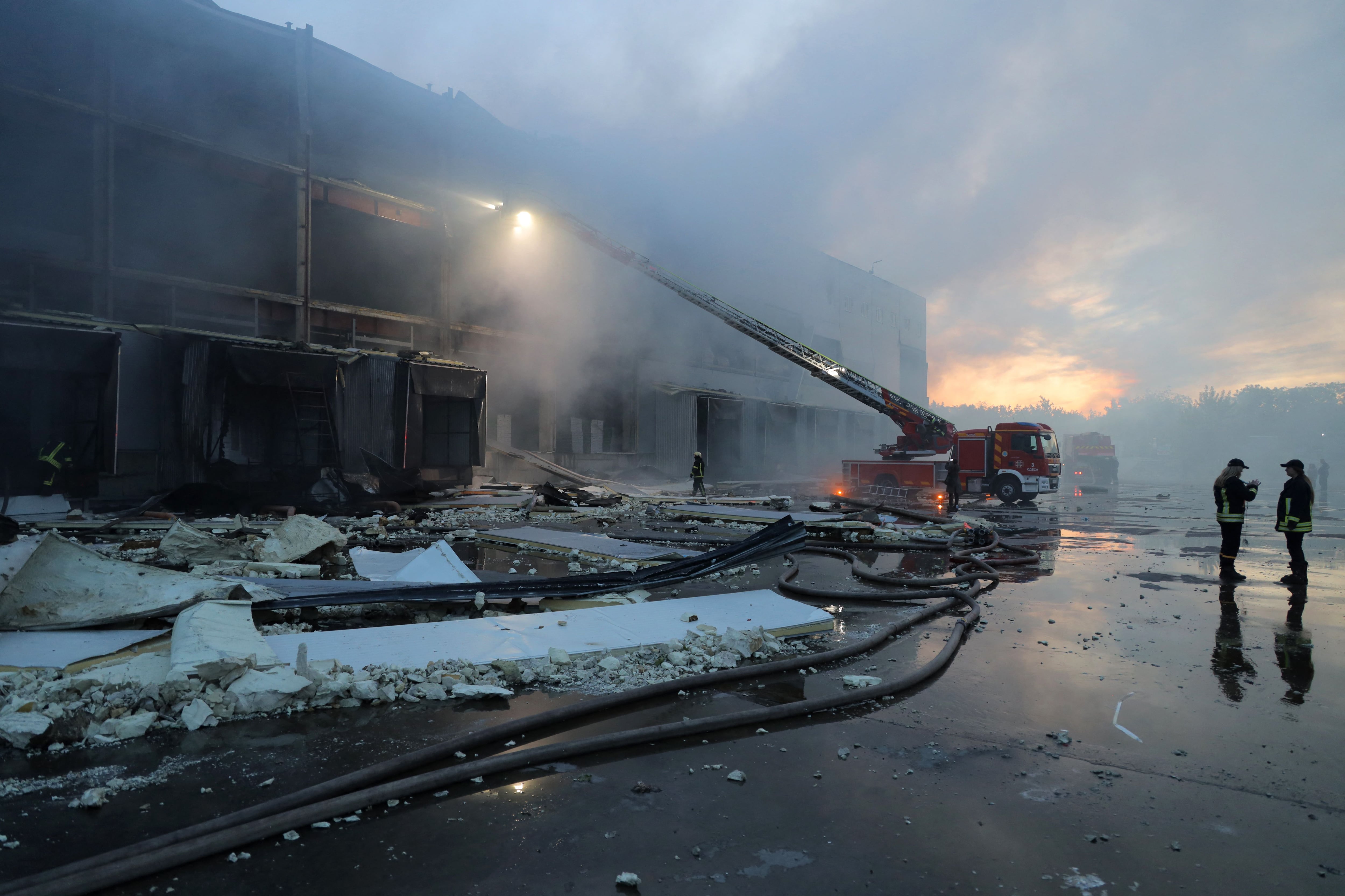 Los bomberos ucranianos apagaron un incendio en un almacén de alimentos después del ataque con misiles rusos a Odesa.