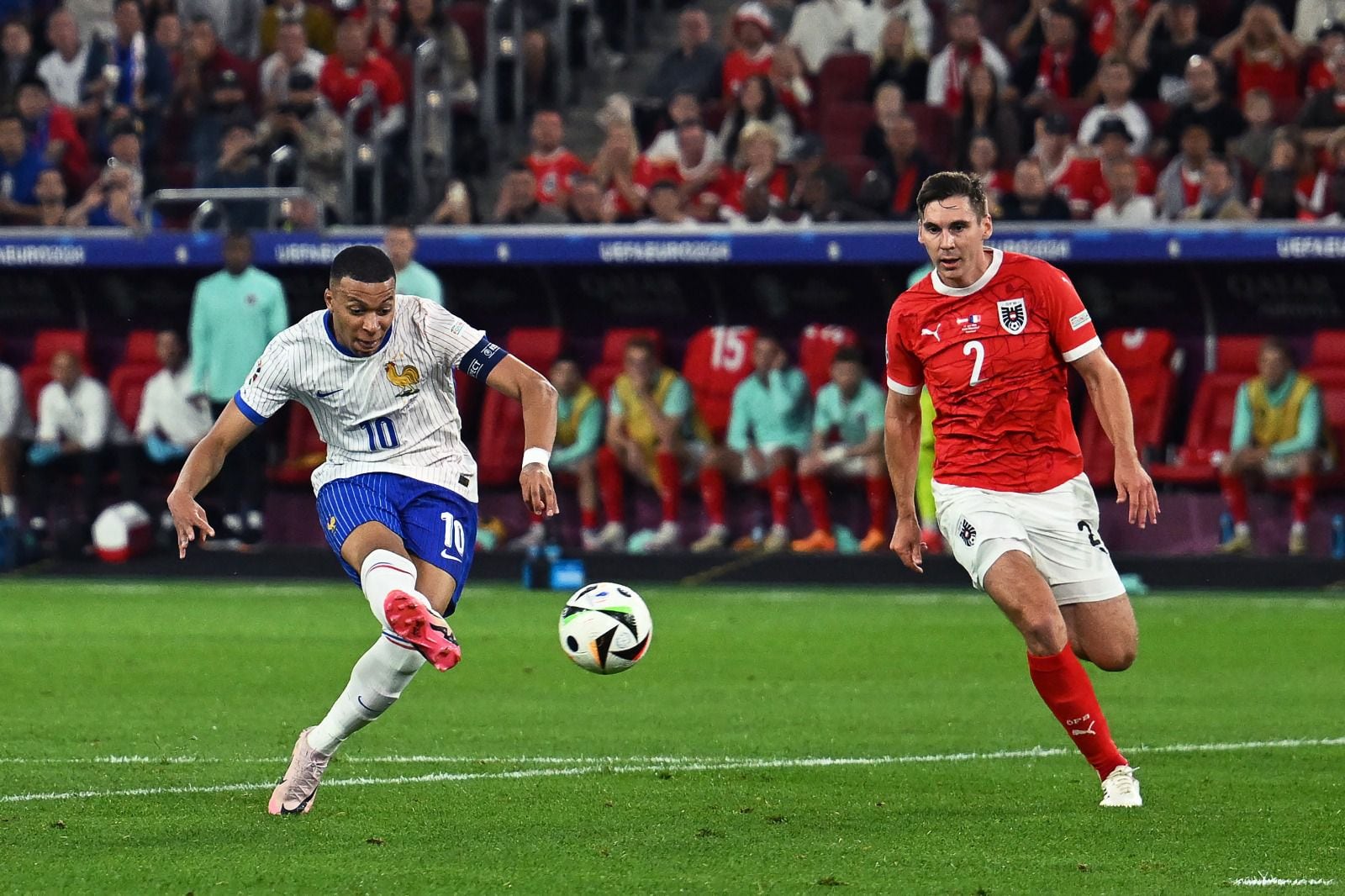 Kylian Mbappé remata ante la marca del austríaco Marko Arnautović. Francia derrotó a Austria 1-0 en su debut en la Eurocopa 2024. Cuenta de X de Uefa.com en español