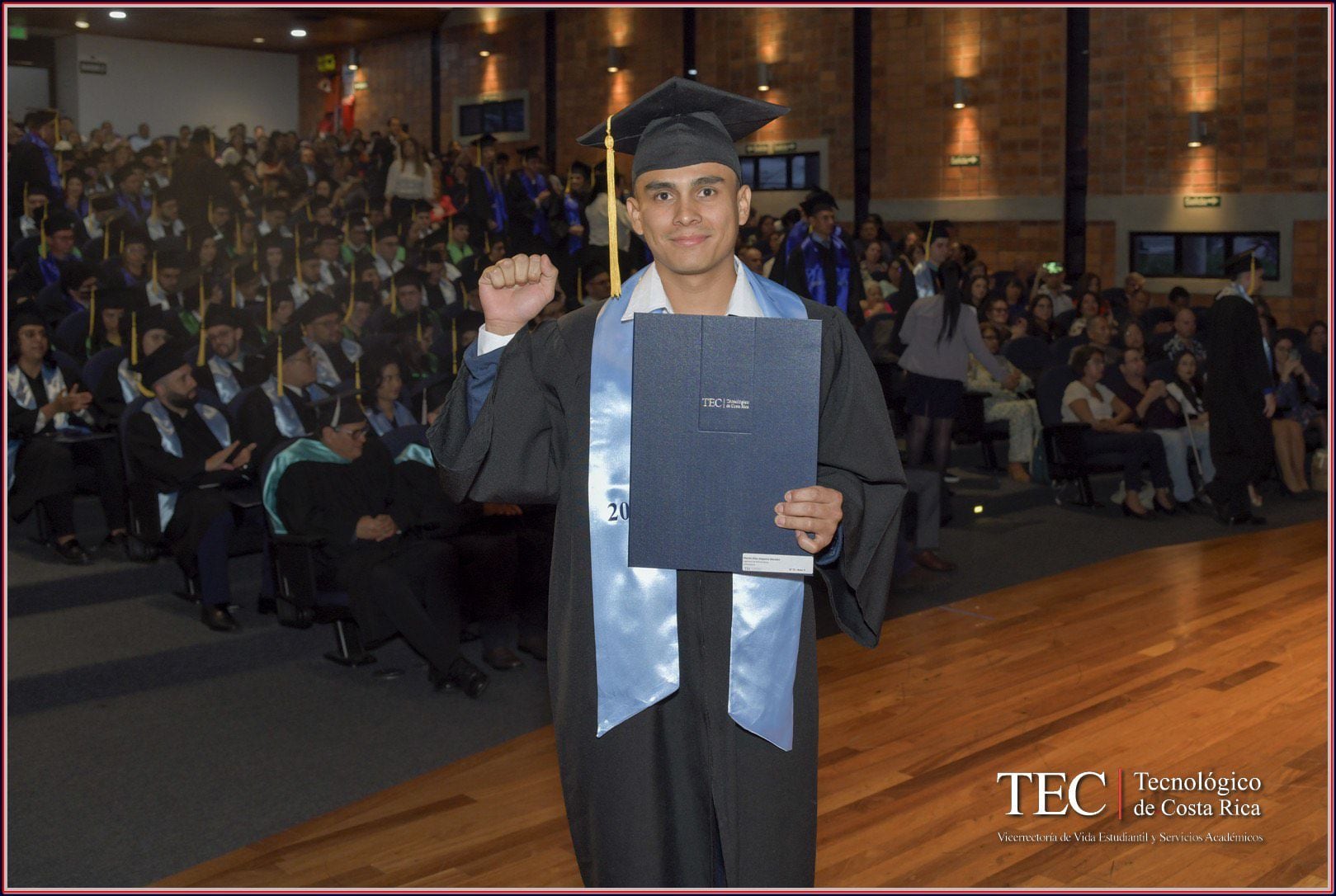 Moisés Salguero Morales se graduó el 21 de junio del Tec. Cuenta que es el segundo indígena obtener un título como ingeniero en Mecatrónica en Costa Rica.  Foto: Moisés Morales para LN