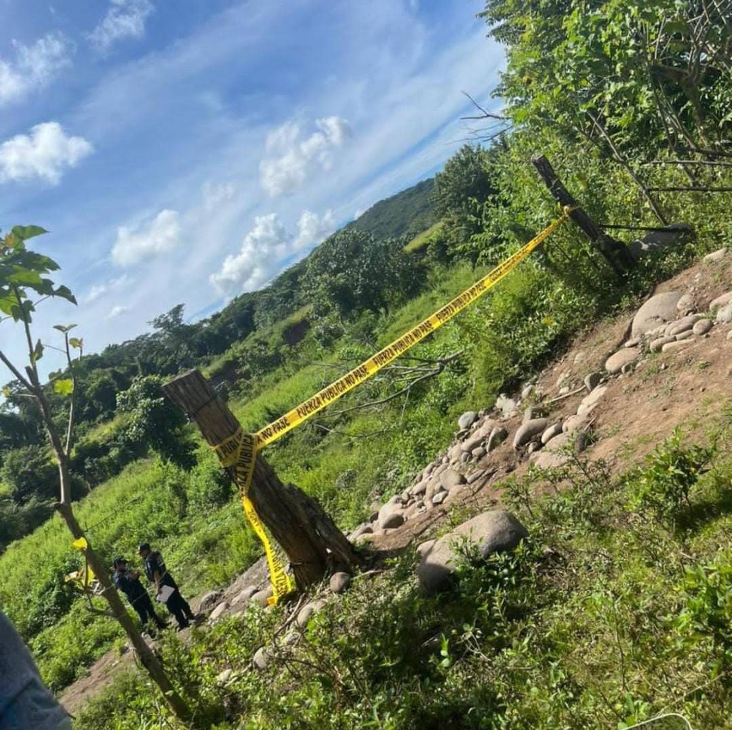 Encontraron cuerpo de joven con dos impactos de bala cerca de Río Barranca en Puntarenas. Foto: Andrés Garita