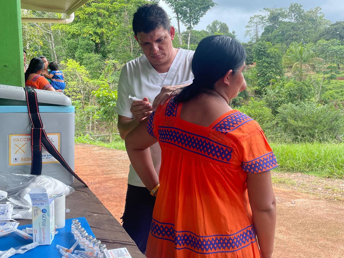 Vacunación contra influenza en población indígena. Vacunación de influenza estacional y esquema básico en territorio indígena Reserva Alto Laguna, área de salud Golfito.