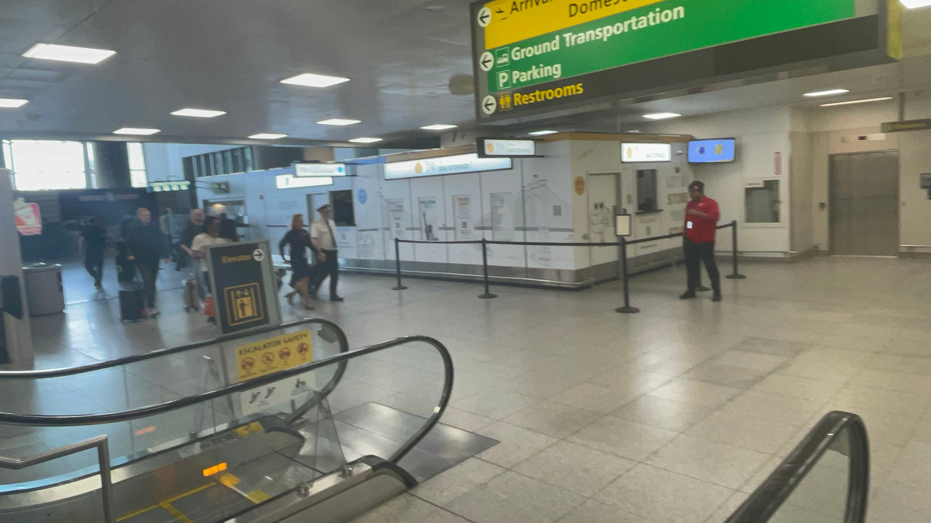 En el primer piso de la terminal 4 del aeropuerto JFK de Nueva York, puede dejar su equipaje guardado.