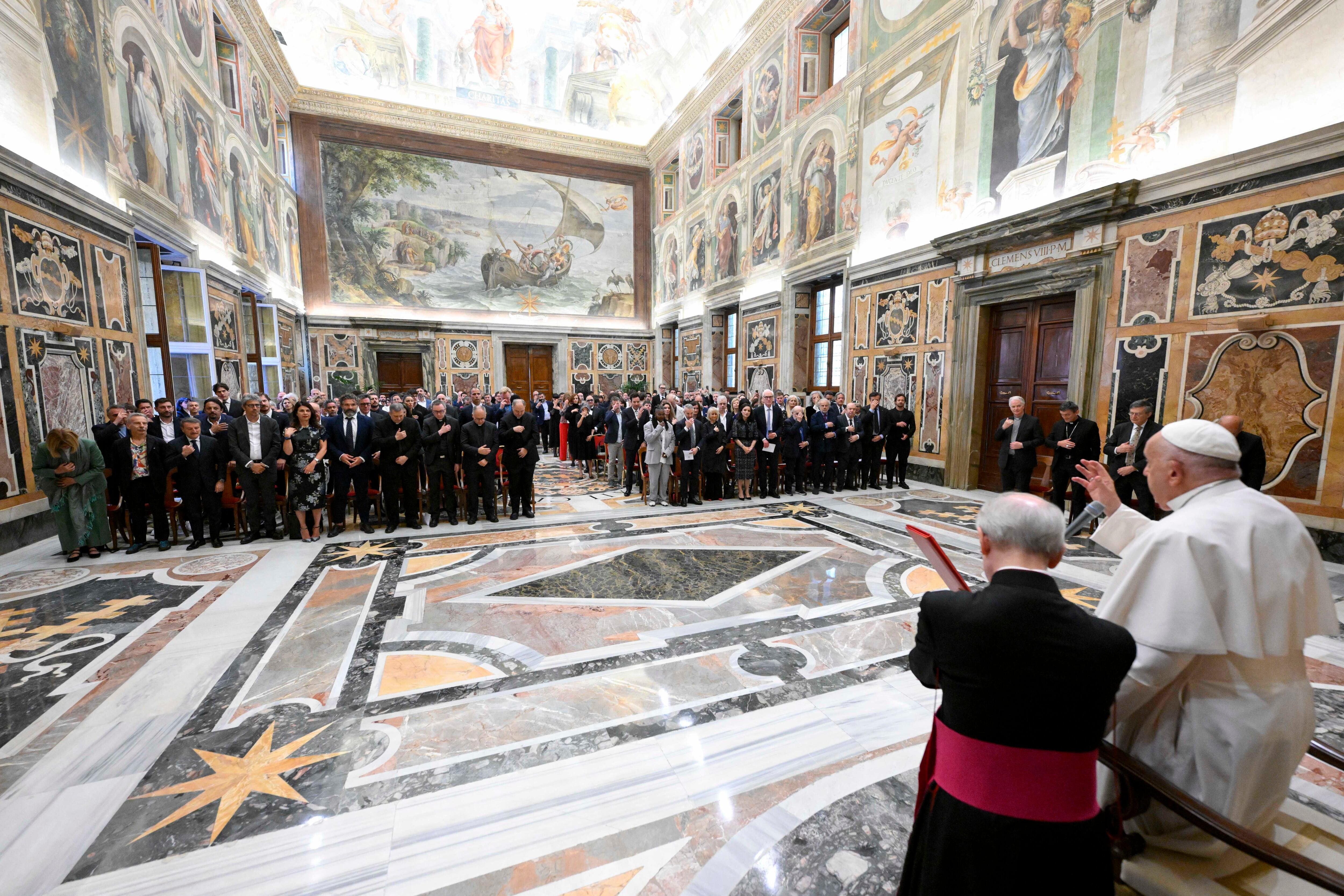 Durante la audiencia en la Ciudad del Vaticano, figuras como Julia Louis-Dreyfus escucharon al Sumo Pontífice con atención desde la primera fila.