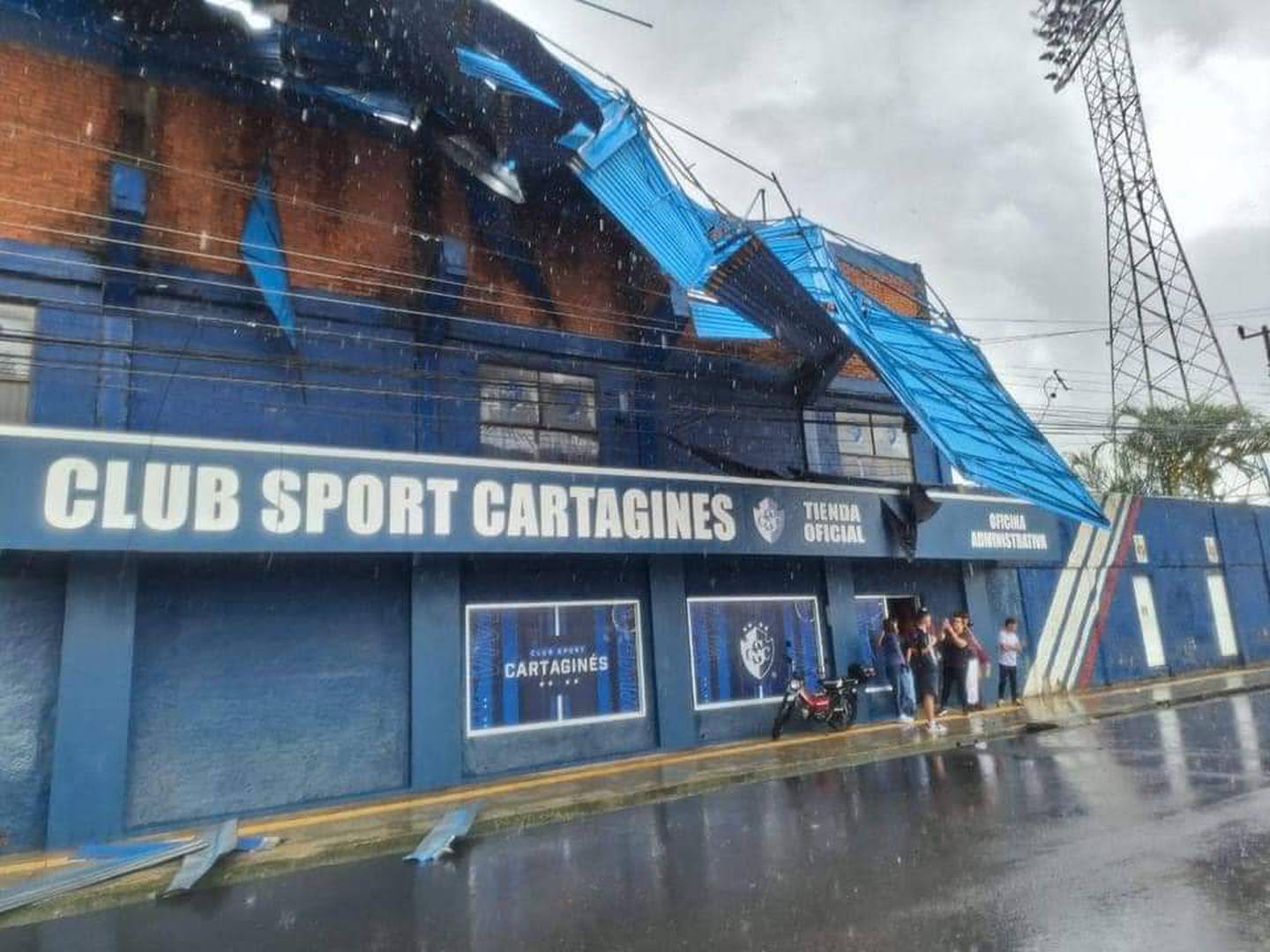 El techo del sector este del Estadio Fello Meza se desprendió y quedó colgando. Lluvias y vientos causaron estragos en la provincia de Cartago.