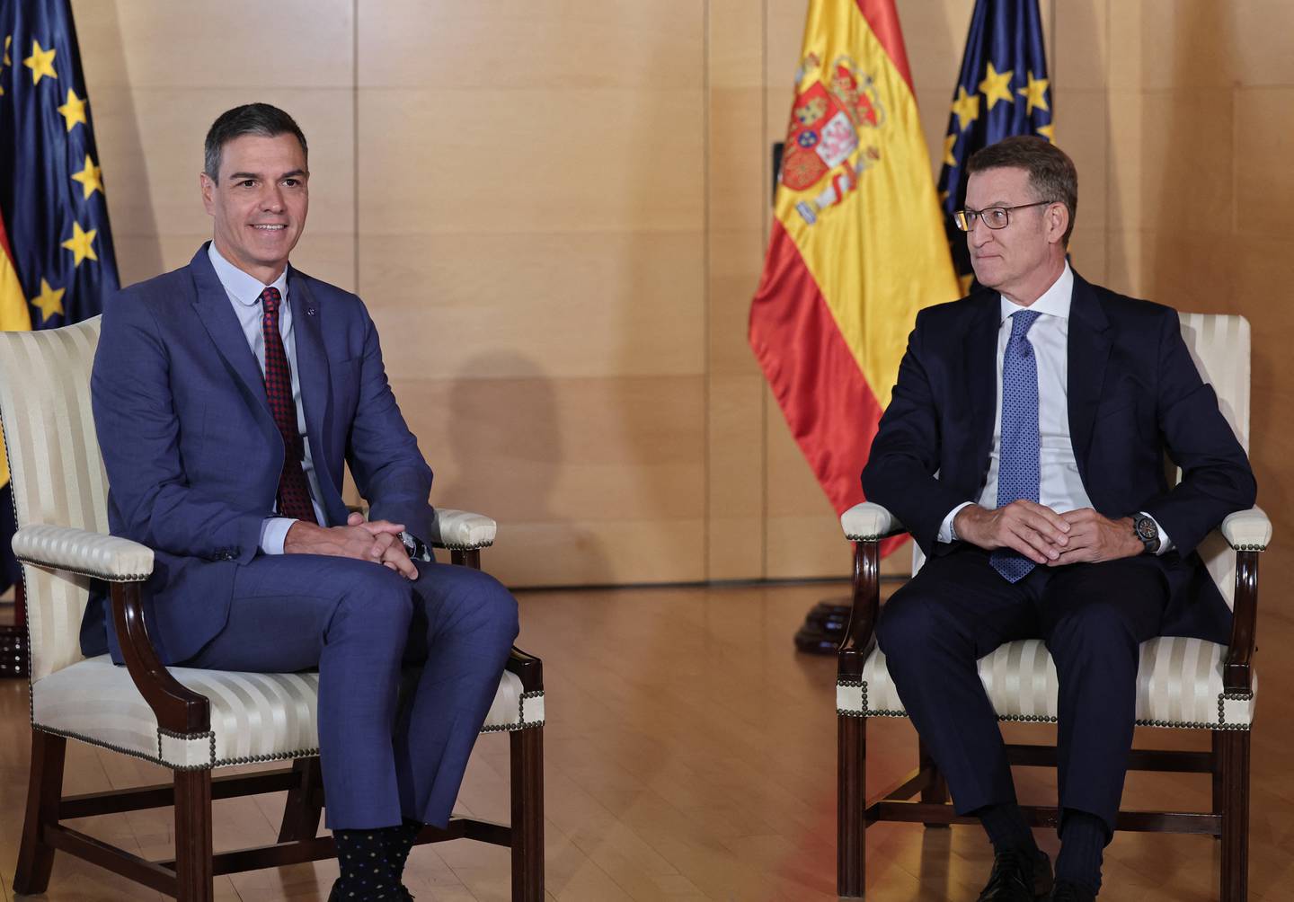 El presidente del Partido Popular (PP), Alberto Núñez Feijoo (R), se reúne con el primer ministro español en funciones y secretario general del Partido Socialista (PSOE), Pedro Sánchez, en el Congreso de los Diputados en Madrid.