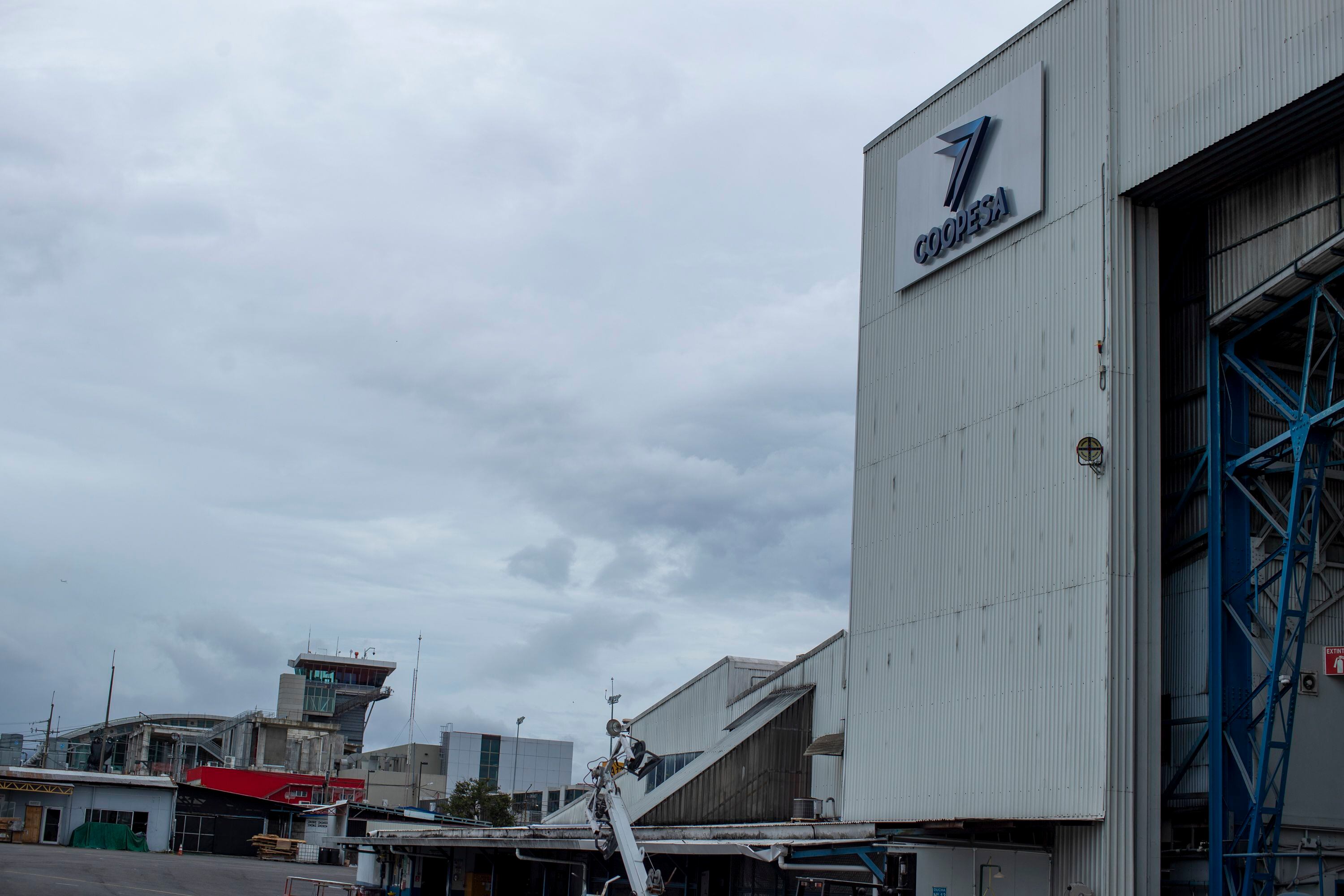 Coopesa fue fundada en 1963 y sus instalaciones incluyen, ahora, cuatro hangares con capacidad hasta para siete líneas de trabajo para aeronaves de carrocería estrecha. El personal también hace reparaciones estructurales en aviones con daños, ejecutan inspecciones, hacen renovación de interiores y otras labores de mantenimiento aeronáutico.