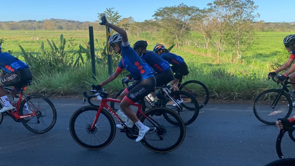 La pedalista Milagro Mena tuvo tiempo para bromear y divertirse, en la Ruta a Quepos de 160 kilómetros. Fotografía: Juan Duego Villarreal