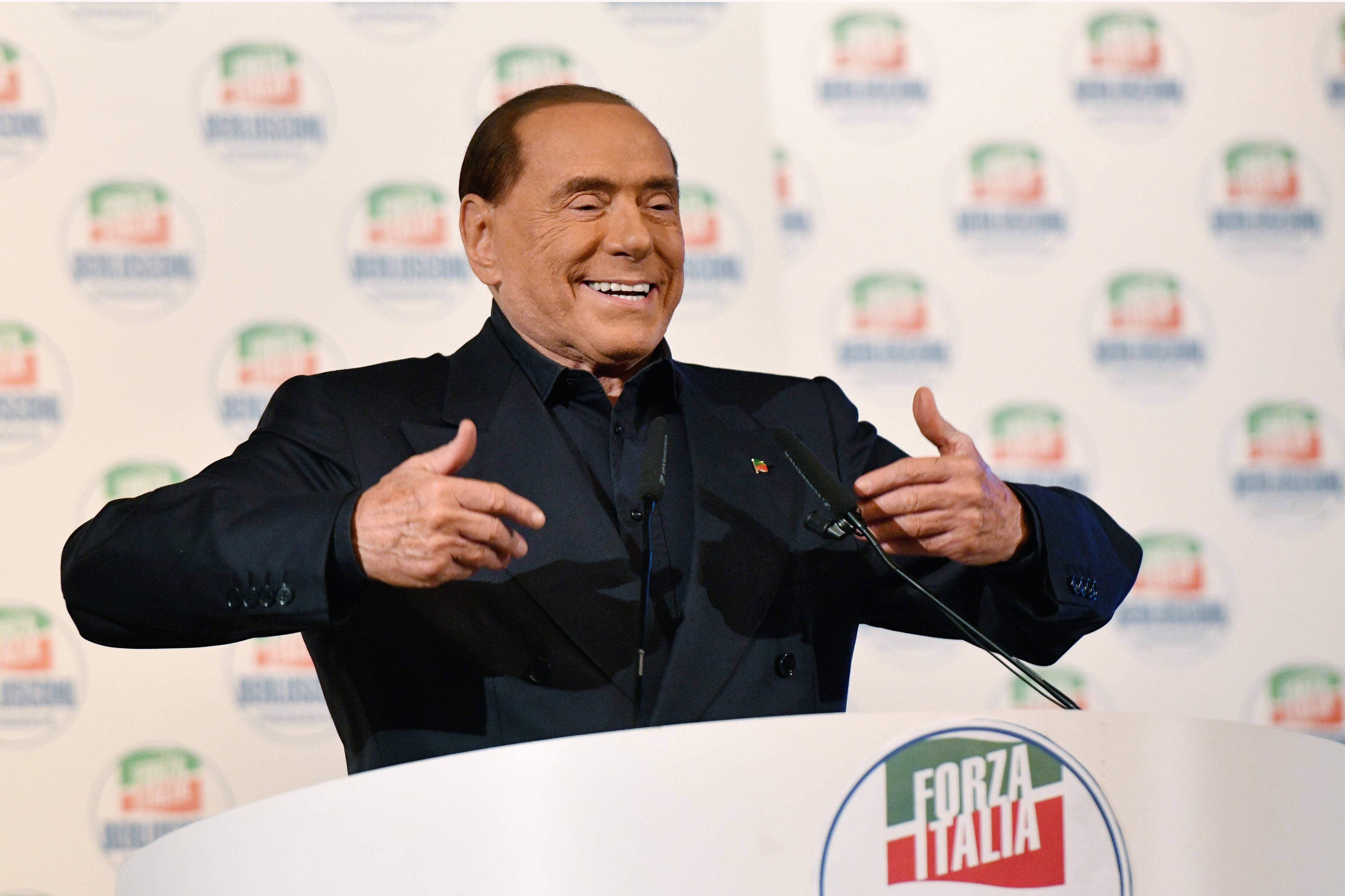 Líder del partido de extrema derecha italiano Forza Italia (Italia), Silvio Berlusconi gesticula mientras pronuncia un discurso en el escenario durante una manifestación de campaña en Milán el 25 de febrero de 2018, antes de las elecciones generales de Italia de la próxima semana.