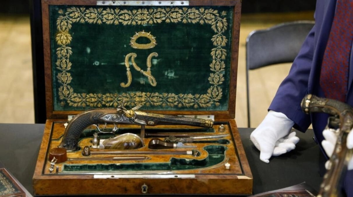 Las dos pistolas que pertenecieron a Napoleón Bonaparte durante su presentación. Foto: AFP