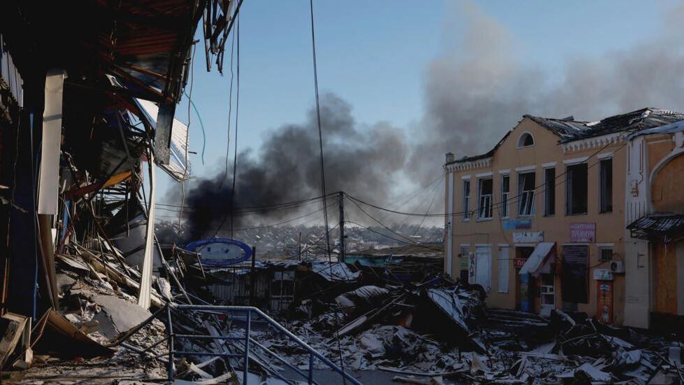 El humo sale de un ataque ruso durante el alto el fuego de 36 horas decretado por Putin en Bajmut, Ucrania