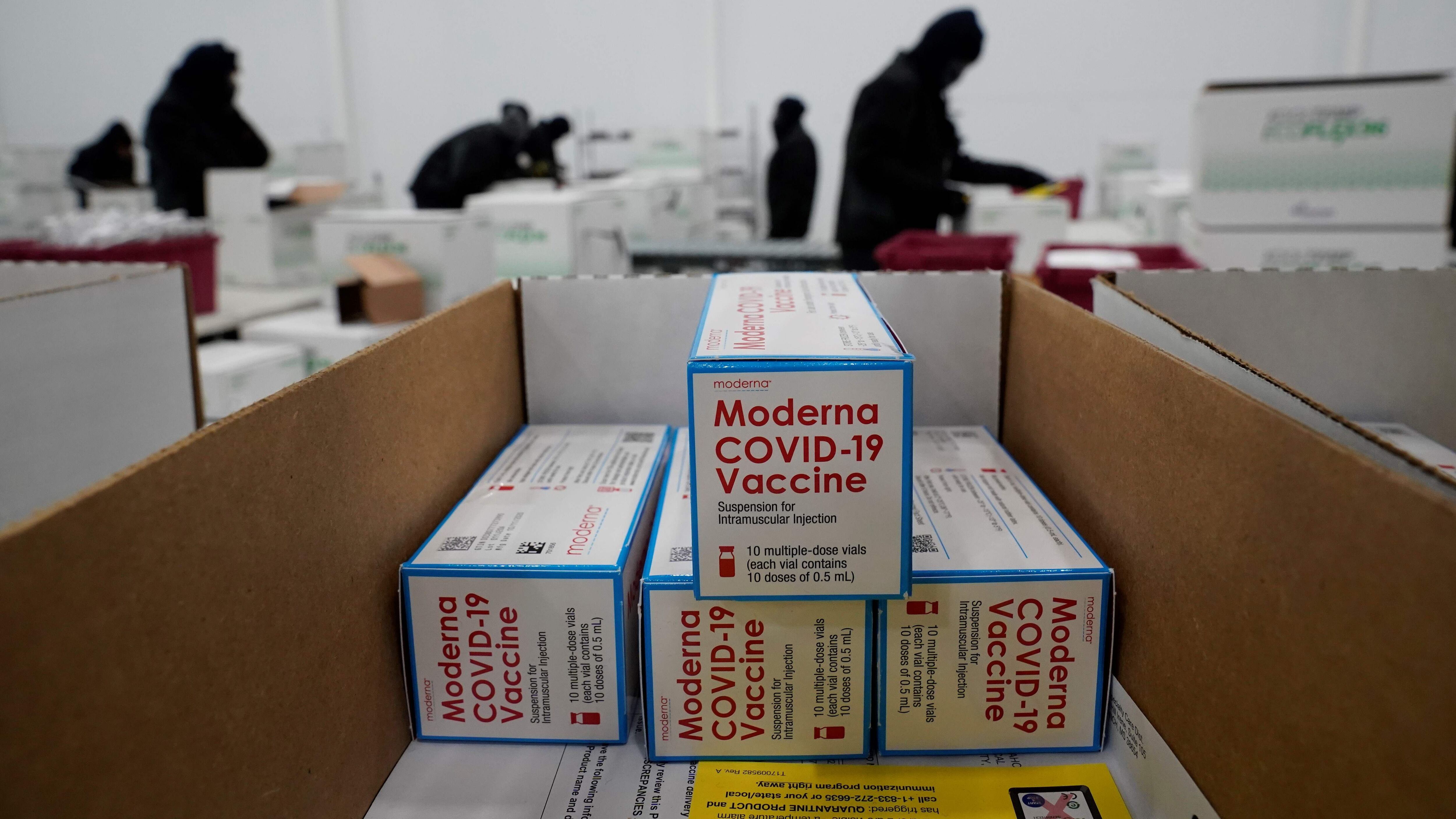 En esta foto de archivo tomada el 20 de diciembre de 2020, las cajas que contienen la vacuna Moderna COVID-19 están preparadas para ser enviadas al centro de distribución de McKesson en Olive Branch, Mississippi. Fotografía: AFP.