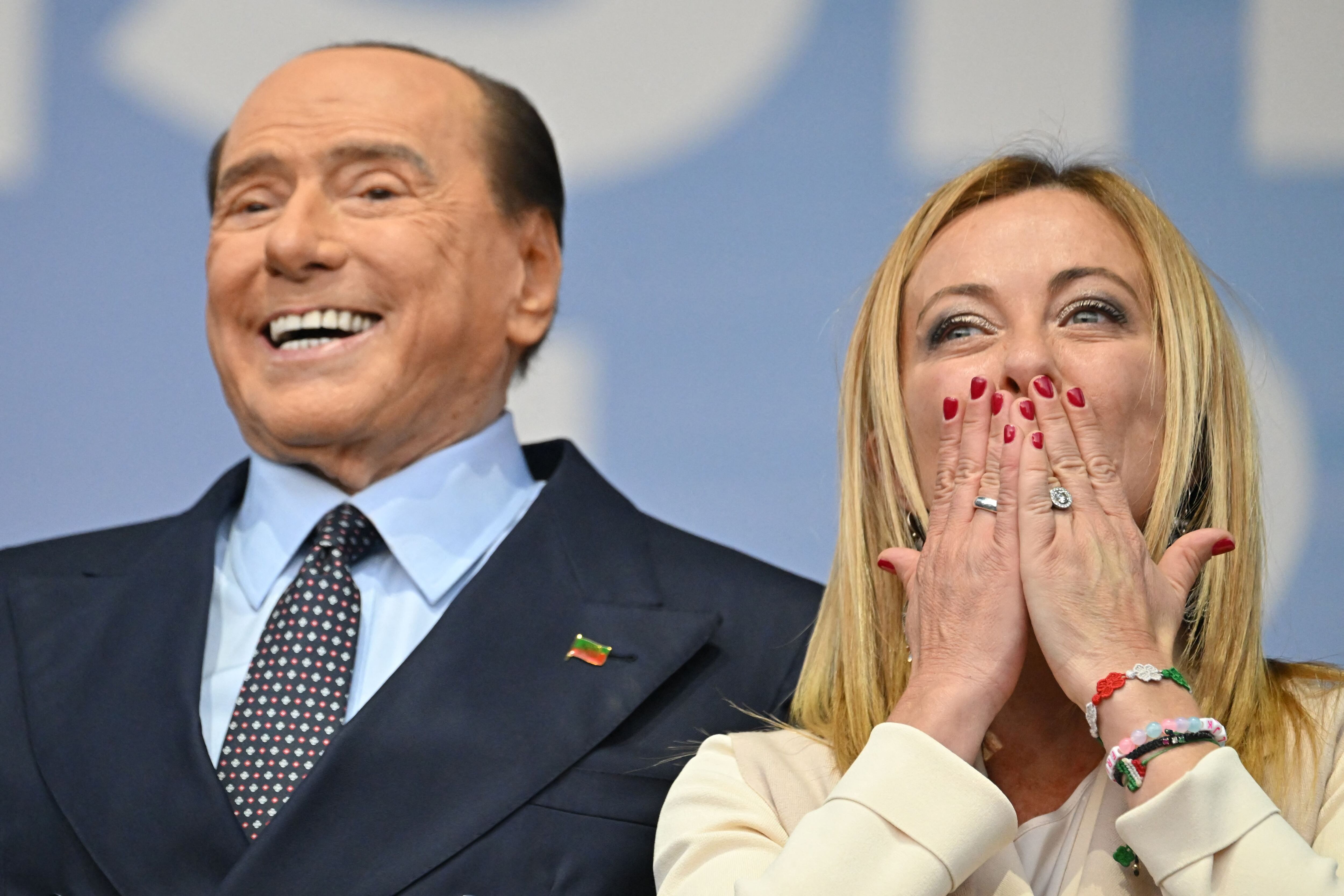 ‘La Meloni’, como la llaman en Italia, se presenta aliada con la formación conservadora Forza Italia (FI) del anciano magnate Silvio Berlusconi.