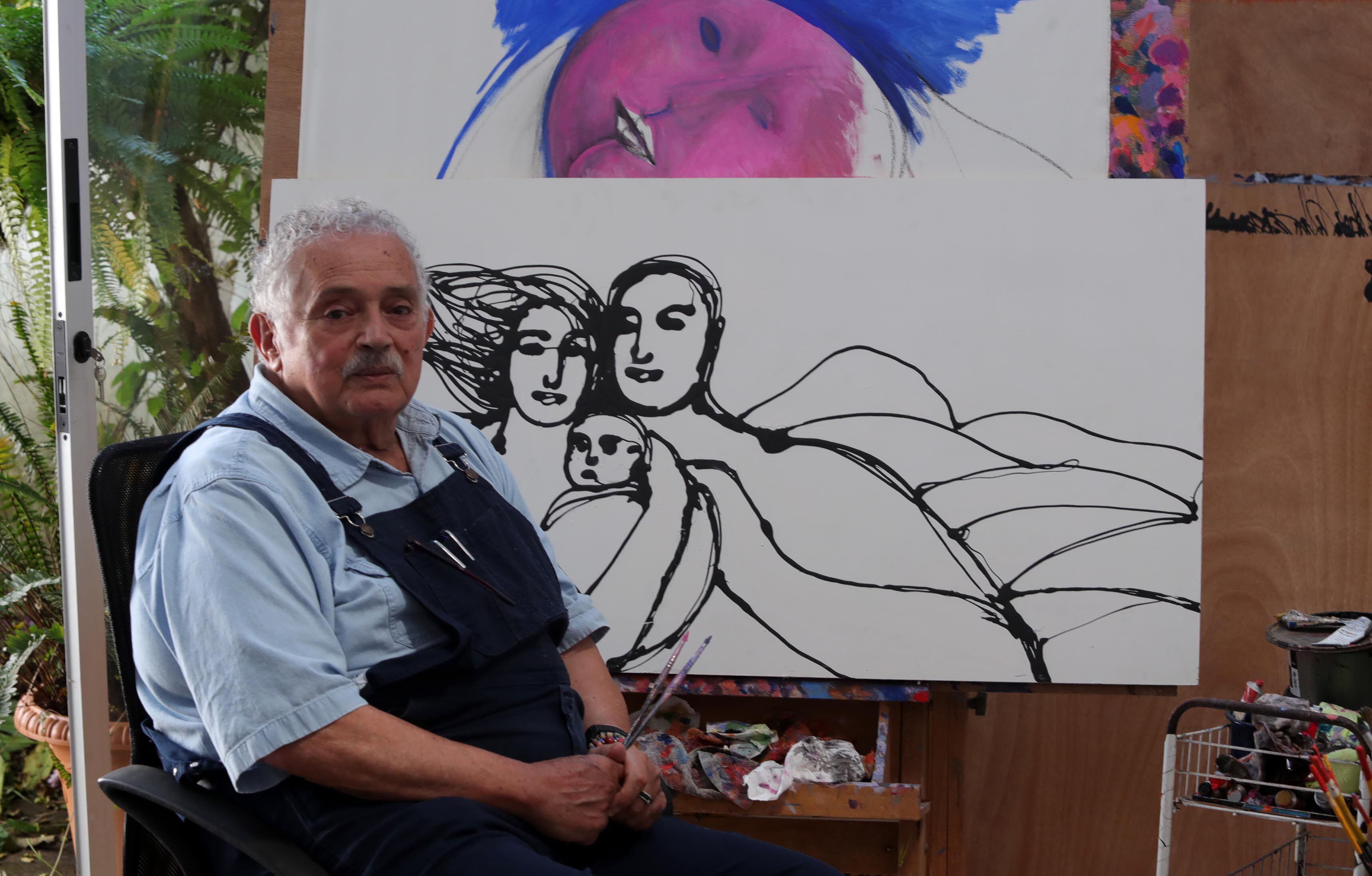 Un retrato de Fernando Carballo en su taller y casa en Cartago. En julio, el artista cumplirá 82 años. 