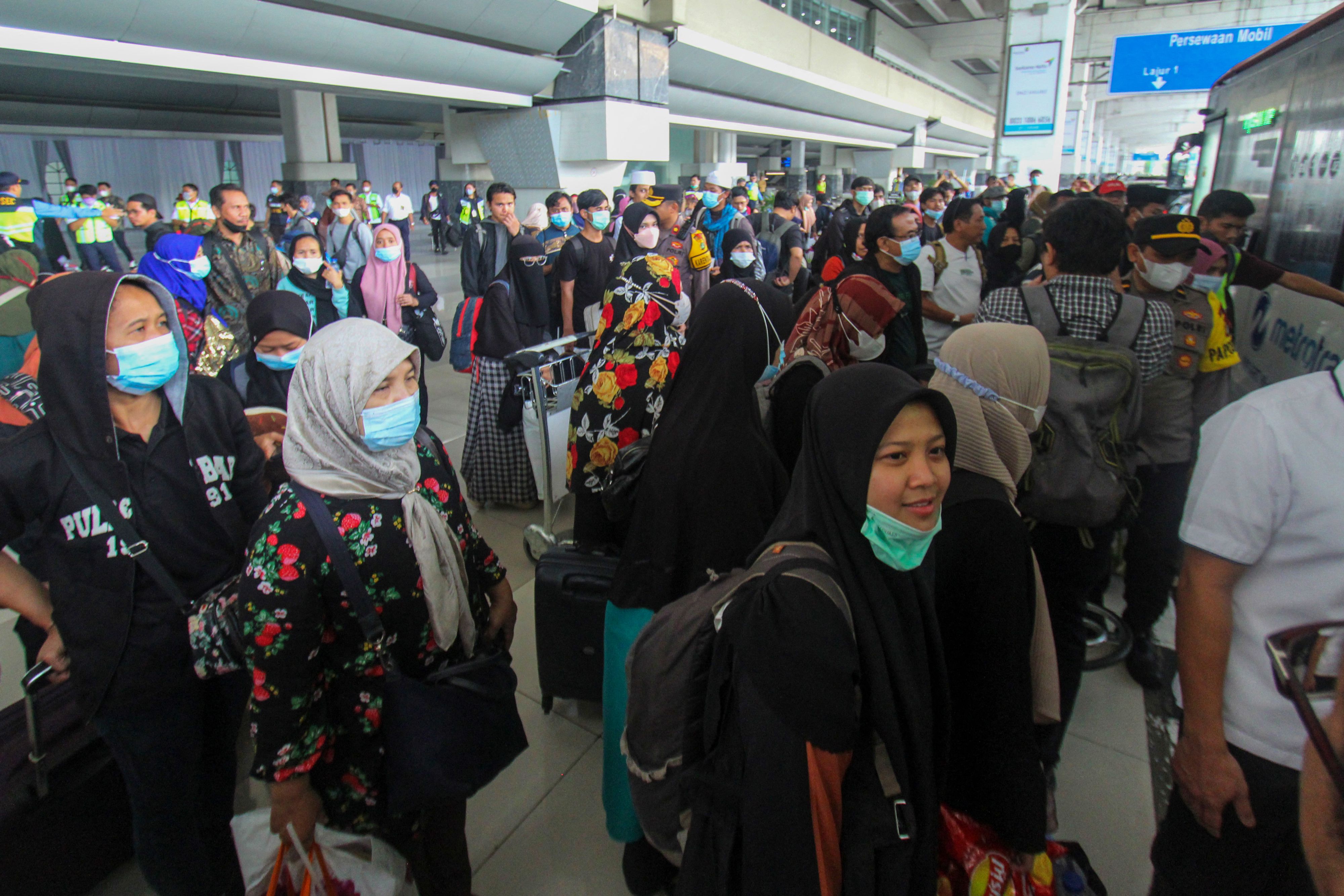 El primer grupo de indonesios evacuados de Sudán, devastado por los conflictos, llega al aeropuerto internacional Soekarno-Hatta en Yakarta.