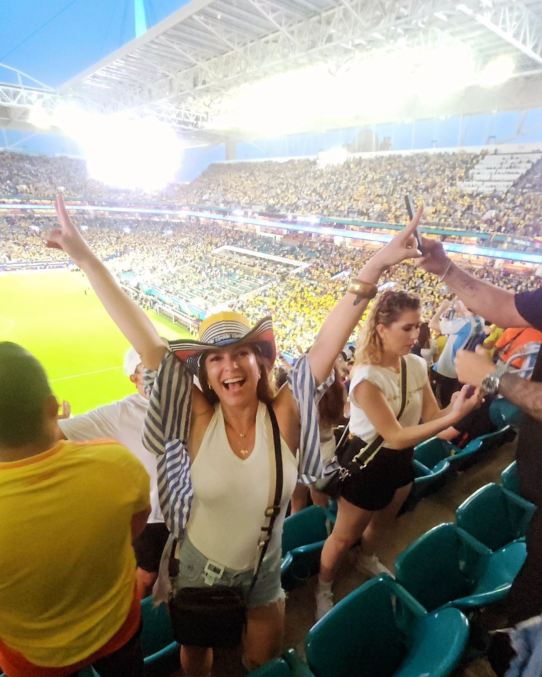 Viviana Calderón fue una de las pocas costarricenses que logró conseguir entrada para el Colombia vs Argentina de la Copa América. La presentadora mostró su apoyo a los cafeteros con un sombrero tradicional colombiano. Foto: Instagram