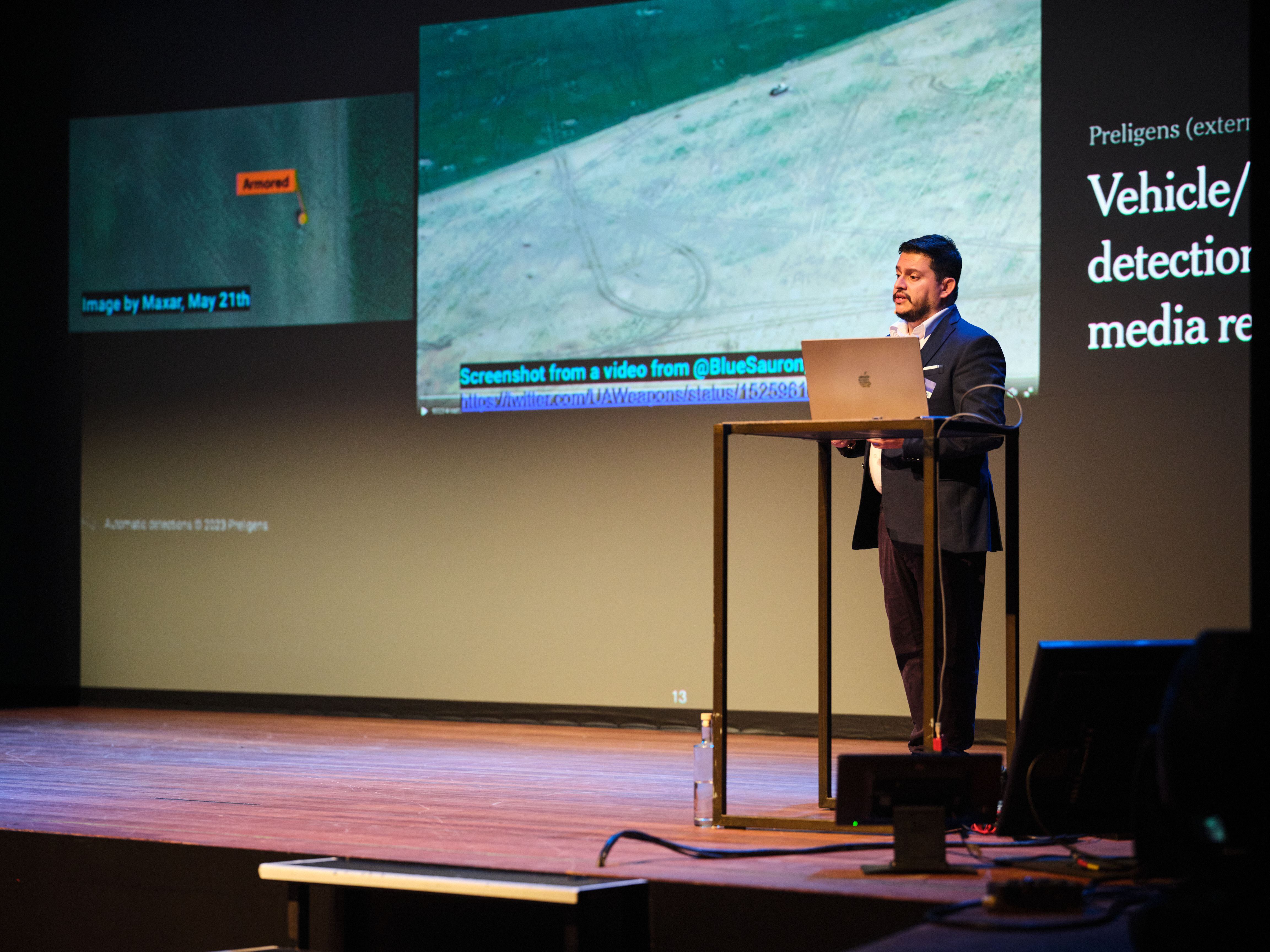 Gracias a su experiencia, el tico Marco Hernández es invitado frecuente a conferencias.  En octubre del 2023 fue a Ámsterdam para dar una charla sobre diseño de información.