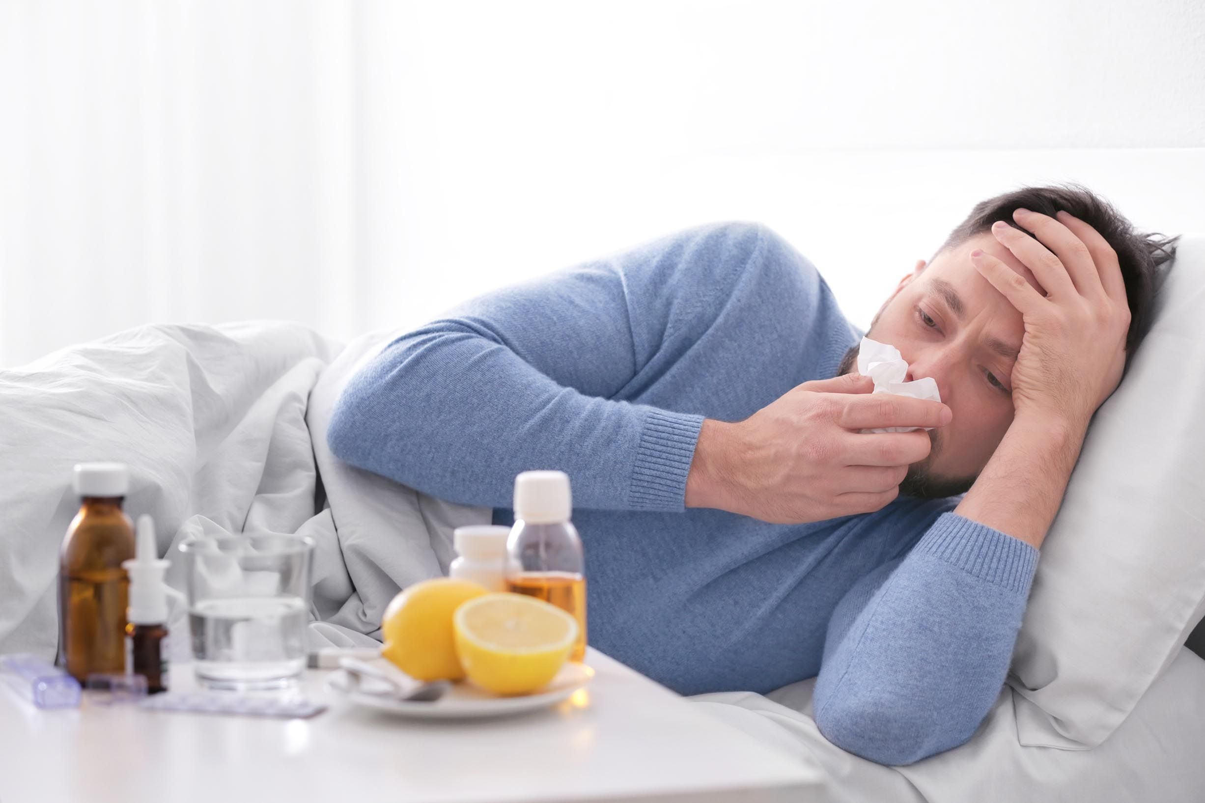 La influenza es un virus respiratorio tiene como síntomas tos, fatiga, debilidad, estornudos y fiebre, entre otros.