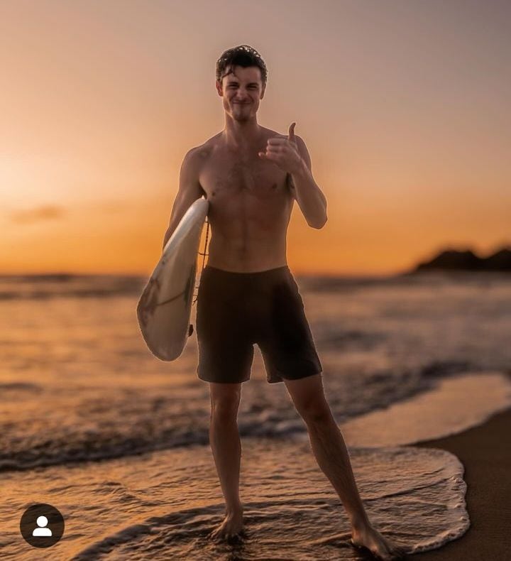 El canadiense Shawn Mendes es disfruta mucho de practicar surf. Costa Rica se ha convertido en un punto importante para hacerlo.