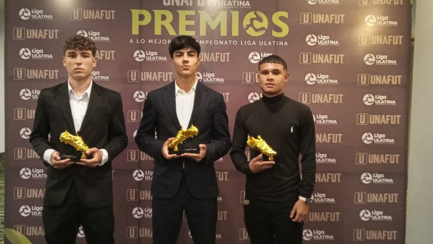 Carlos Luján, Thiago Cordero y Santiago López fueron tres de los jugadores de Saprissa que recibieron distinciones en la premiación de lo mejor de la temporada de liga menor.